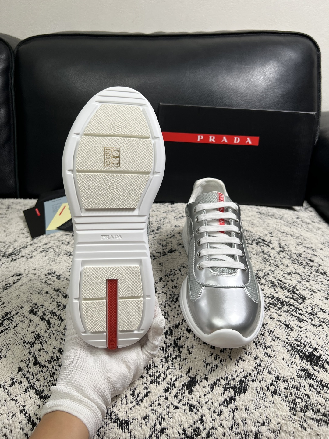 Prada  高品质  顶级工艺品，普拉达 专柜同步，原厂配置意大利进口牛皮搭配面料，进口牛皮内里垫，透气舒适，鞋底：原