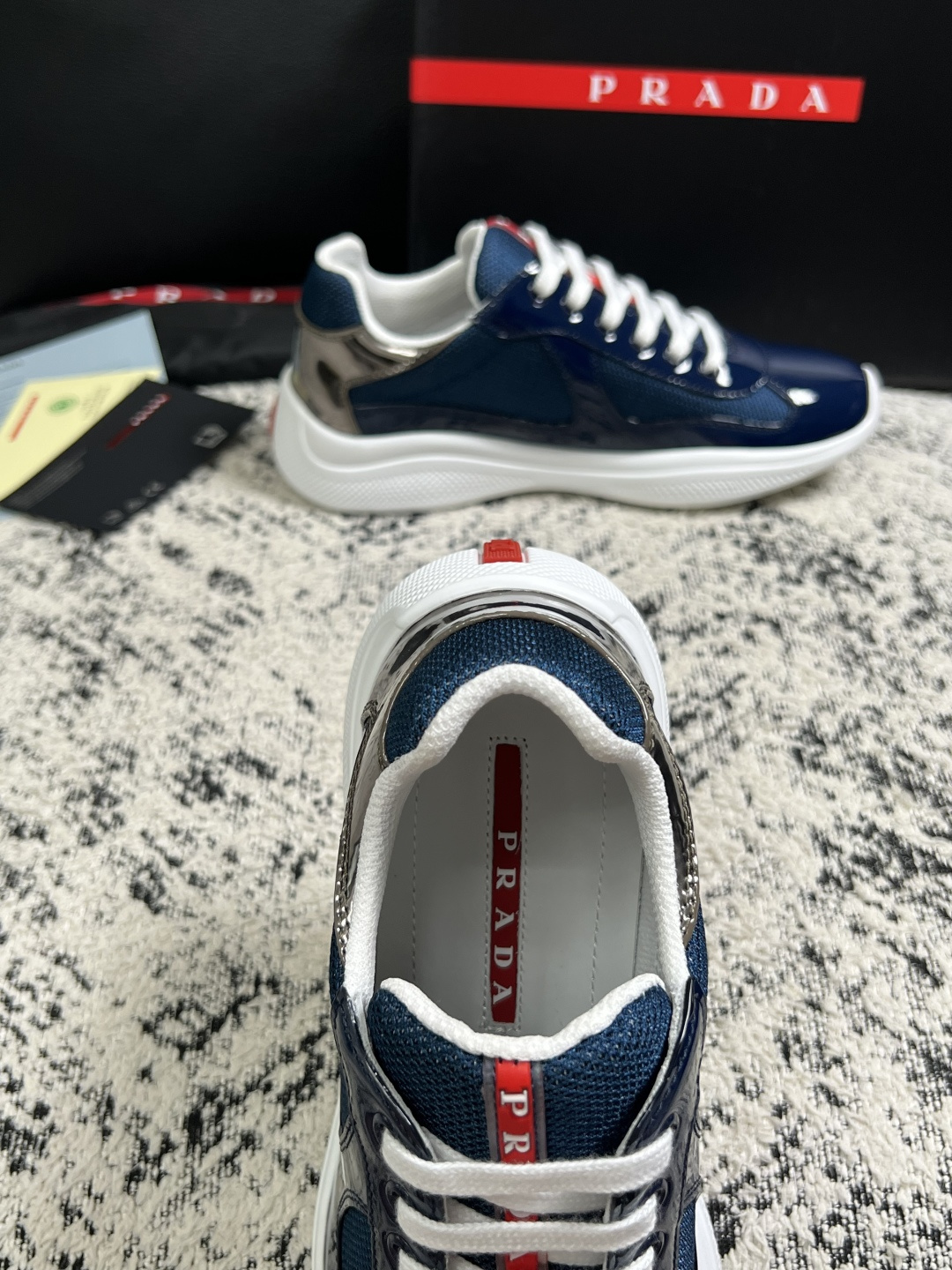 Prada  高品质  顶级工艺品，普拉达 专柜同步，原厂配置意大利进口牛皮搭配面料，进口牛皮内里垫，透气舒适，鞋底：原
