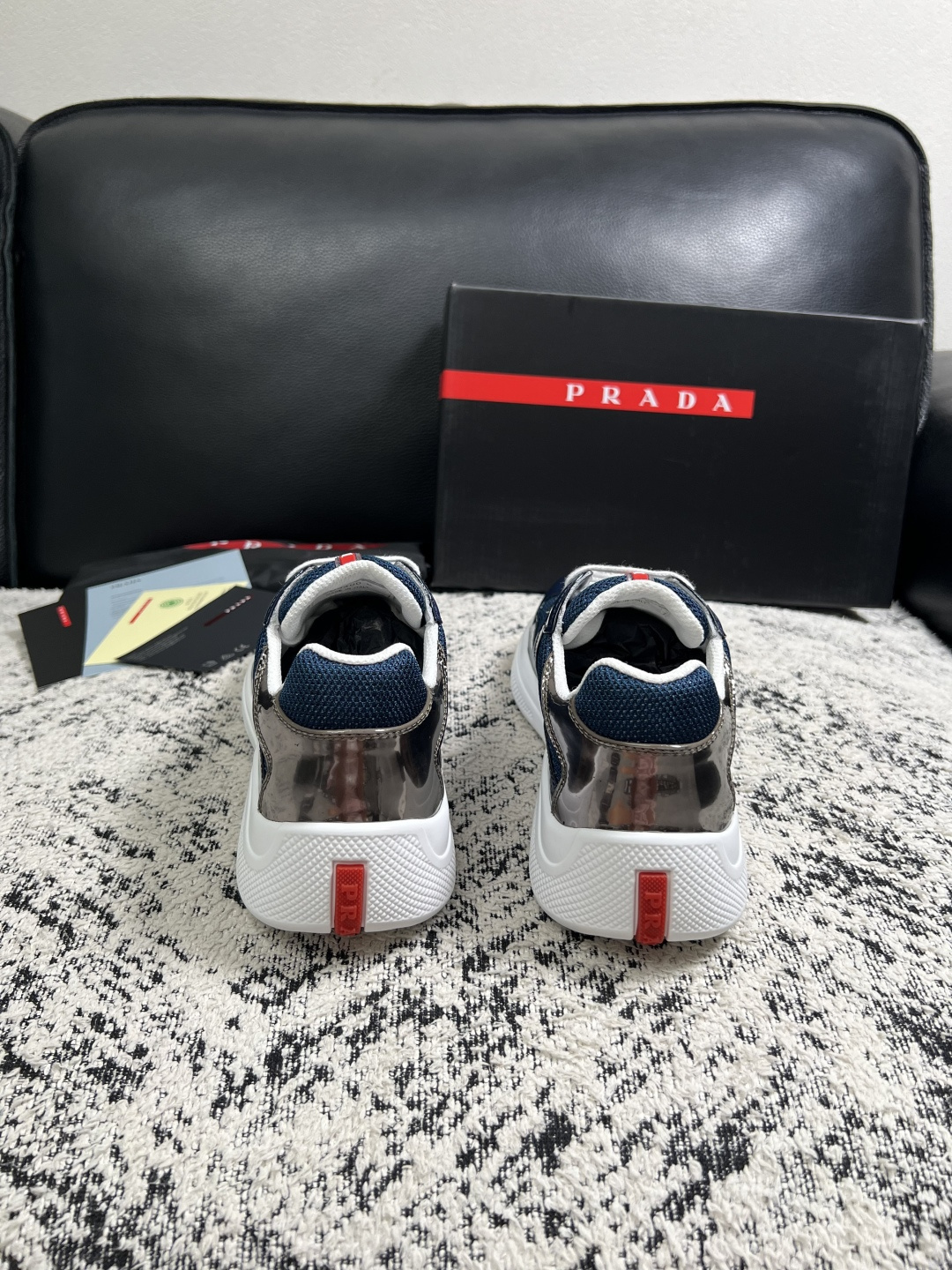 Prada  高品质  顶级工艺品，普拉达 专柜同步，原厂配置意大利进口牛皮搭配面料，进口牛皮内里垫，透气舒适，鞋底：原