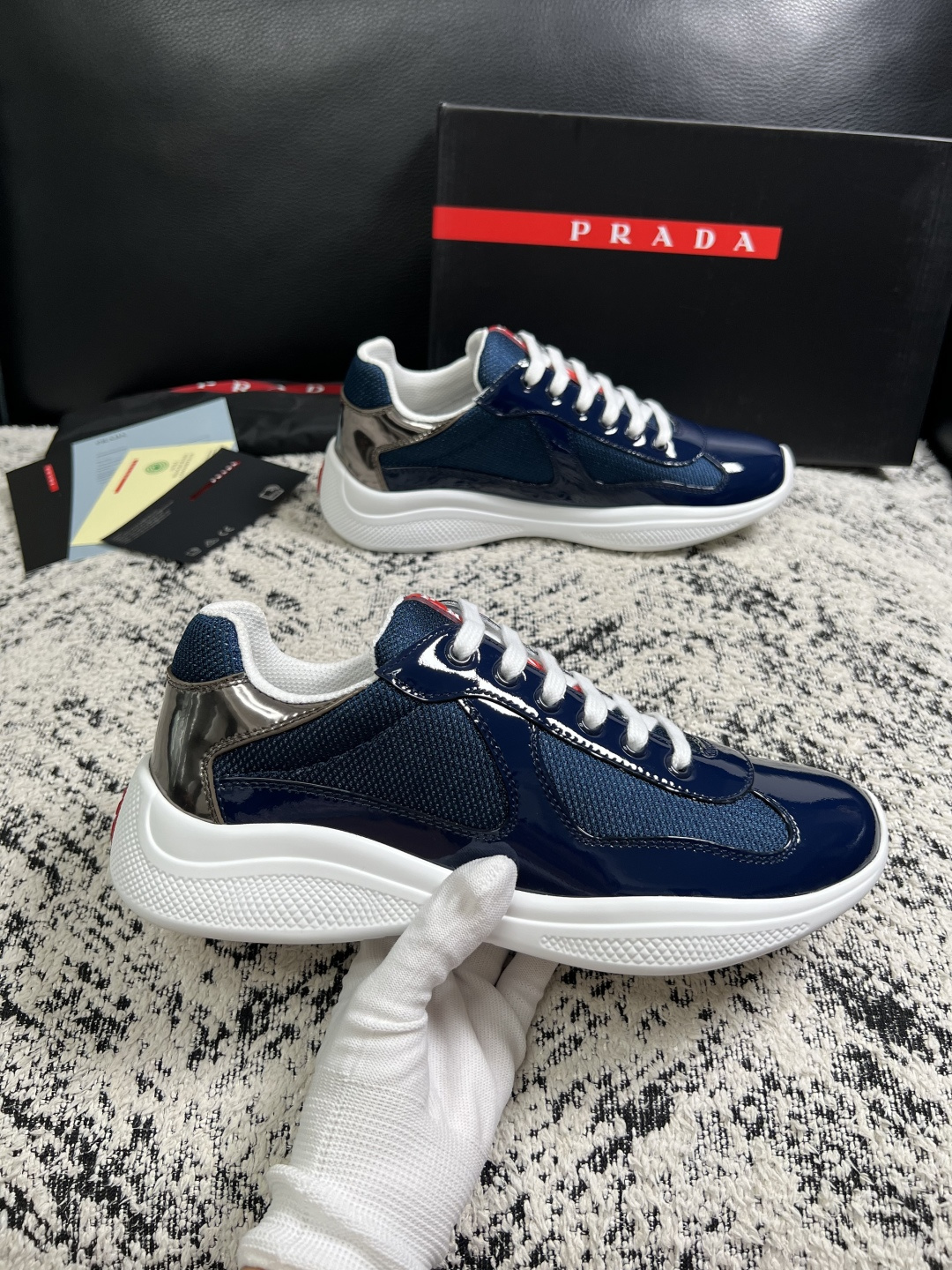 Prada  高品质  顶级工艺品，普拉达 专柜同步，原厂配置意大利进口牛皮搭配面料，进口牛皮内里垫，透气舒适，鞋底：原
