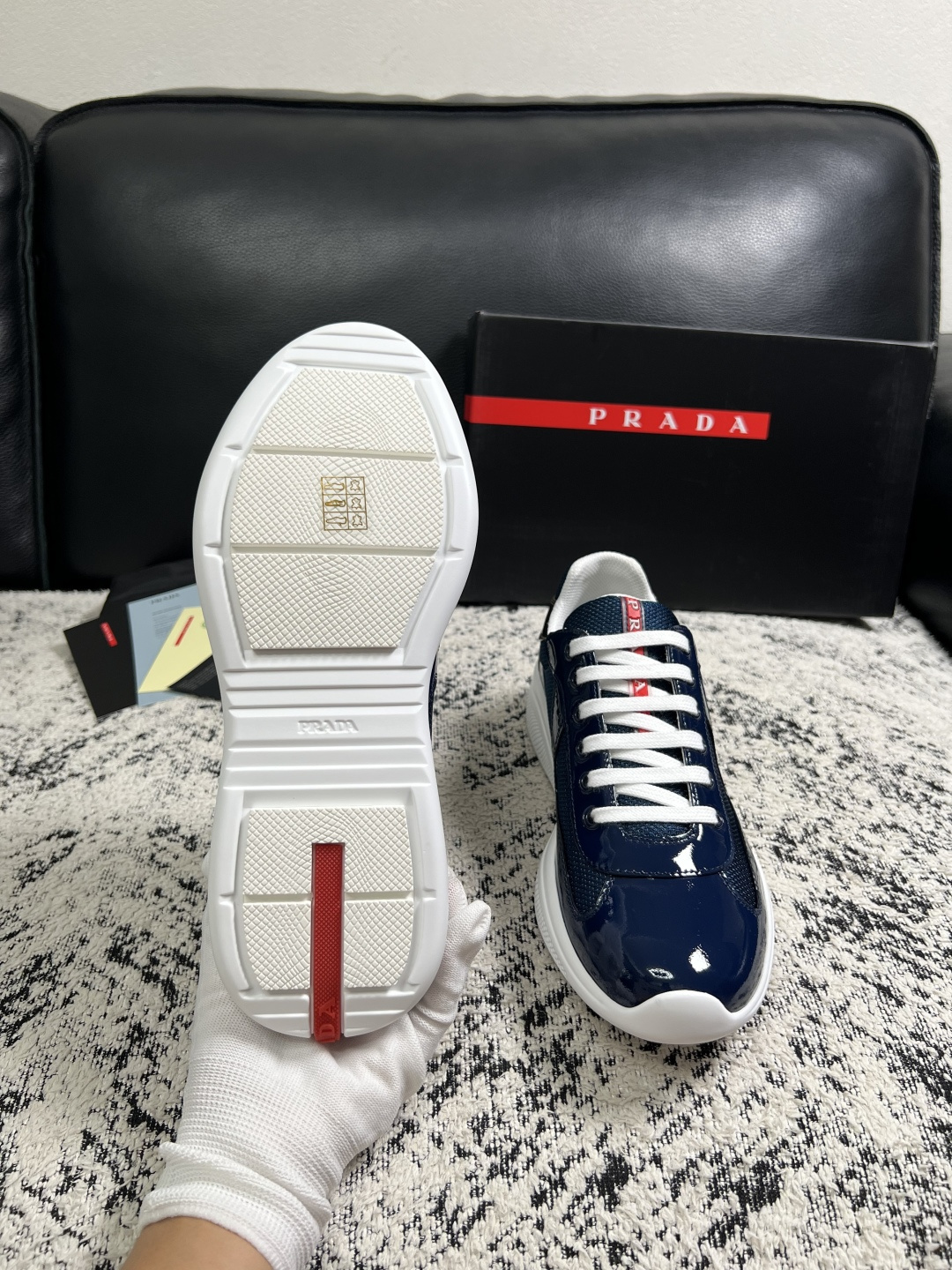 Prada  高品质  顶级工艺品，普拉达 专柜同步，原厂配置意大利进口牛皮搭配面料，进口牛皮内里垫，透气舒适，鞋底：原