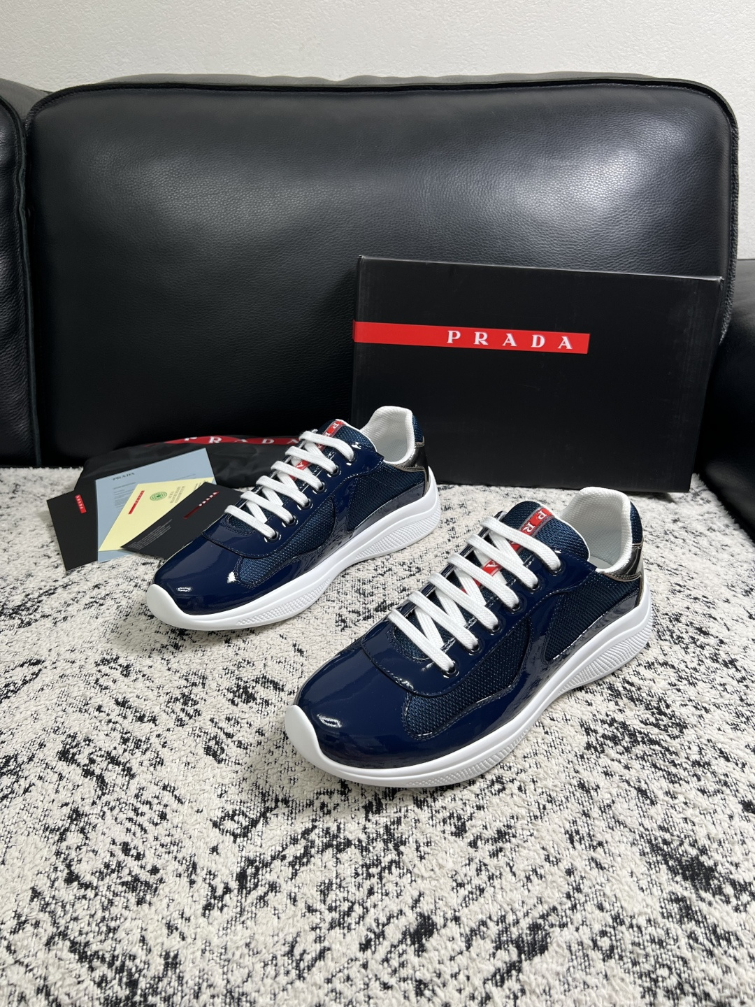 Prada  高品质  顶级工艺品，普拉达 专柜同步，原厂配置意大利进口牛皮搭配面料，进口牛皮内里垫，透气舒适，鞋底：原