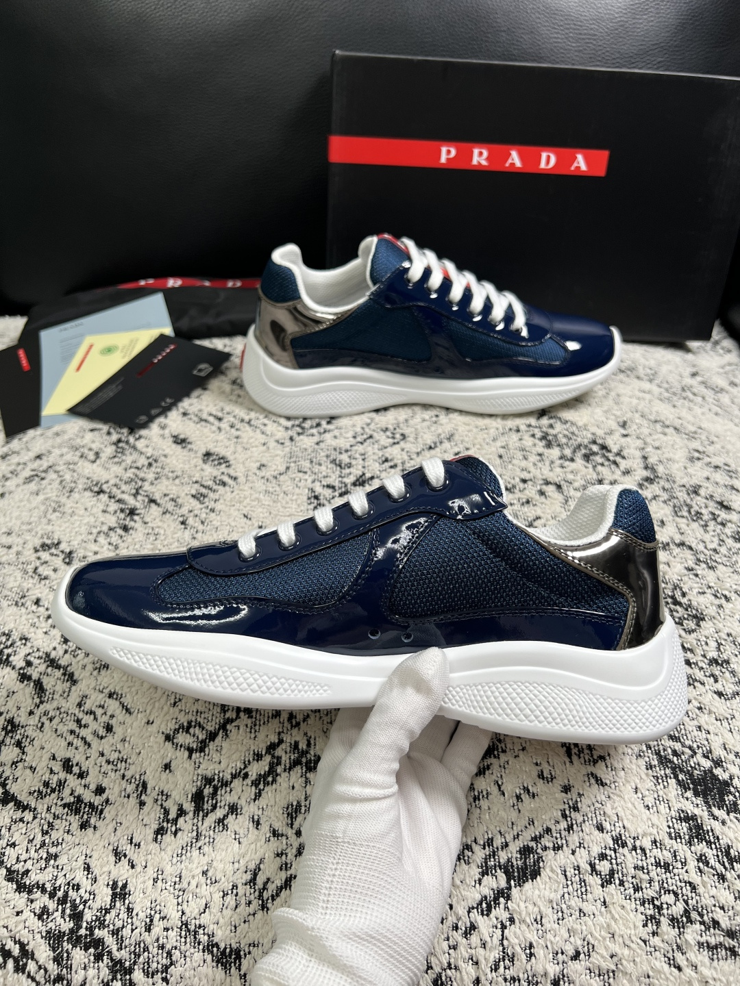 Prada  高品质  顶级工艺品，普拉达 专柜同步，原厂配置意大利进口牛皮搭配面料，进口牛皮内里垫，透气舒适，鞋底：原