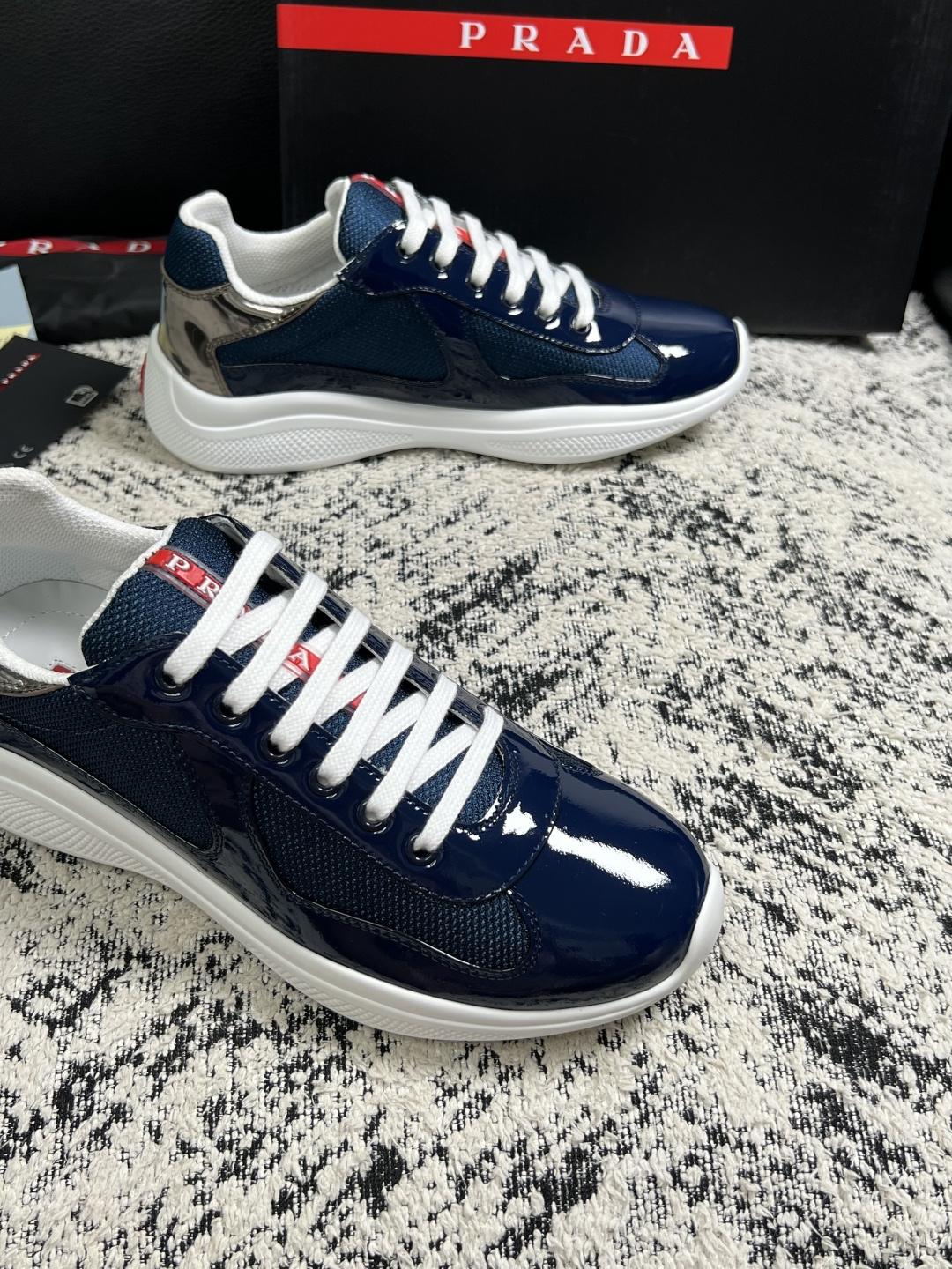 Prada  高品质  顶级工艺品，普拉达 专柜同步，原厂配置意大利进口牛皮搭配面料，进口牛皮内里垫，透气舒适，鞋底：原