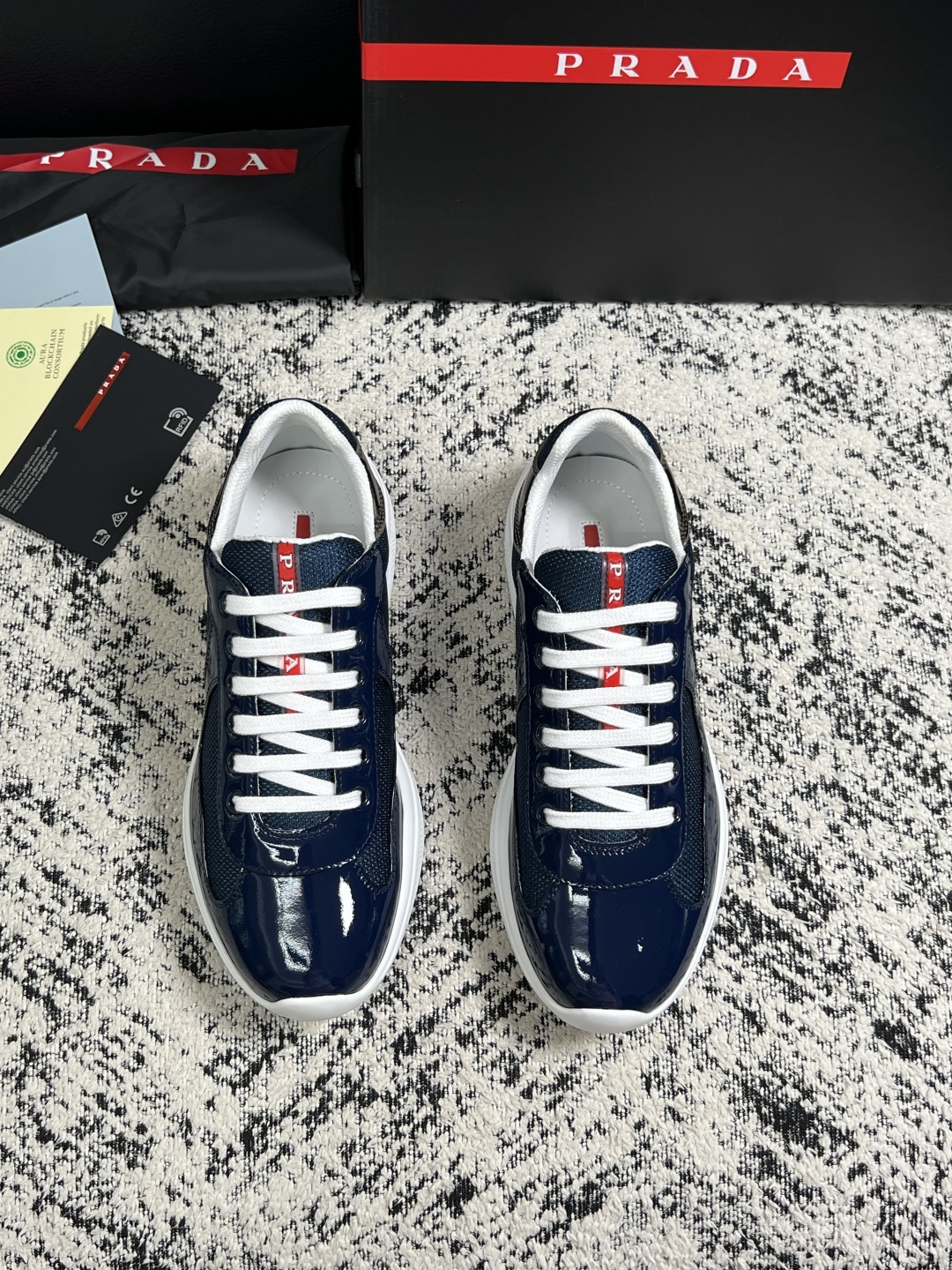Prada  高品质  顶级工艺品，普拉达 专柜同步，原厂配置意大利进口牛皮搭配面料，进口牛皮内里垫，透气舒适，鞋底：原