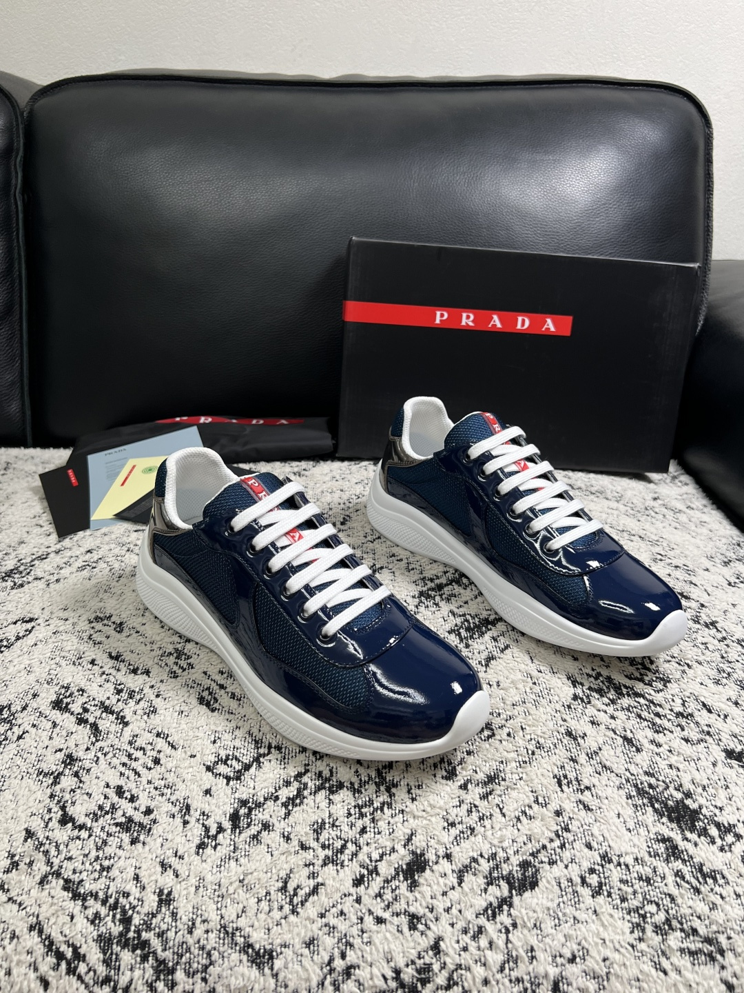 Prada  高品质  顶级工艺品，普拉达 专柜同步，原厂配置意大利进口牛皮搭配面料，进口牛皮内里垫，透气舒适，鞋底：原