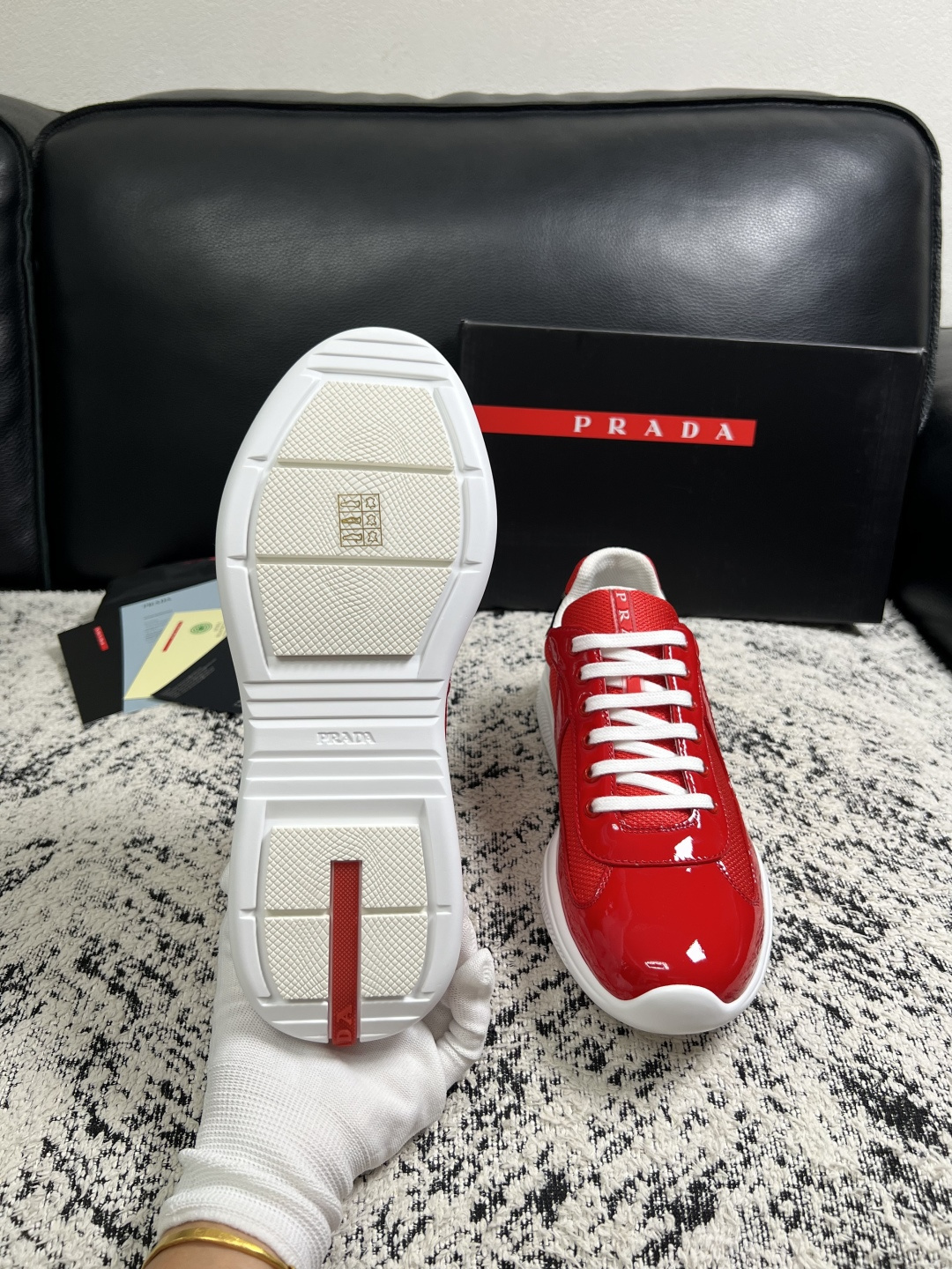 Prada  高品质  顶级工艺品，普拉达 专柜同步，原厂配置意大利进口牛皮搭配面料，进口牛皮内里垫，透气舒适，鞋底：原