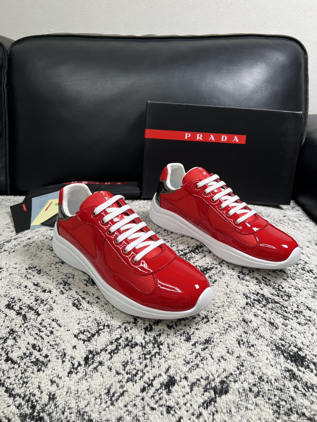Prada  高品质  顶级工艺品，普拉达 专柜同步，原厂配置意大利进口牛皮搭配面料，进口牛皮内里垫，透气舒适，鞋底：原