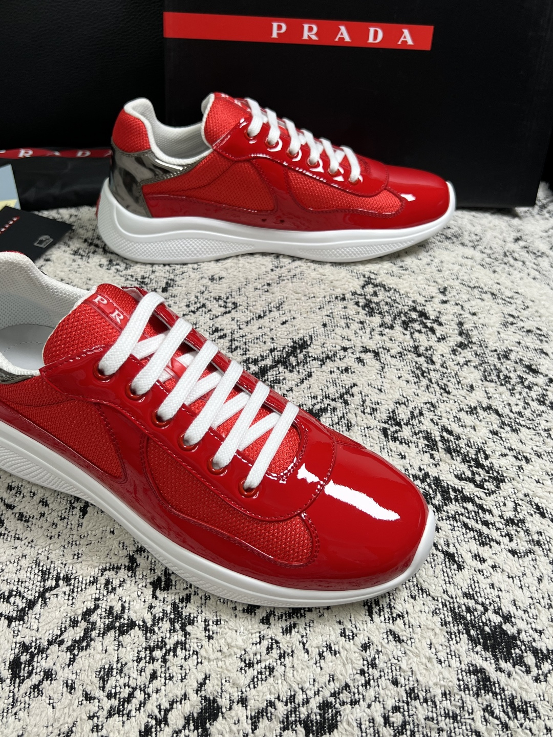Prada  高品质  顶级工艺品，普拉达 专柜同步，原厂配置意大利进口牛皮搭配面料，进口牛皮内里垫，透气舒适，鞋底：原