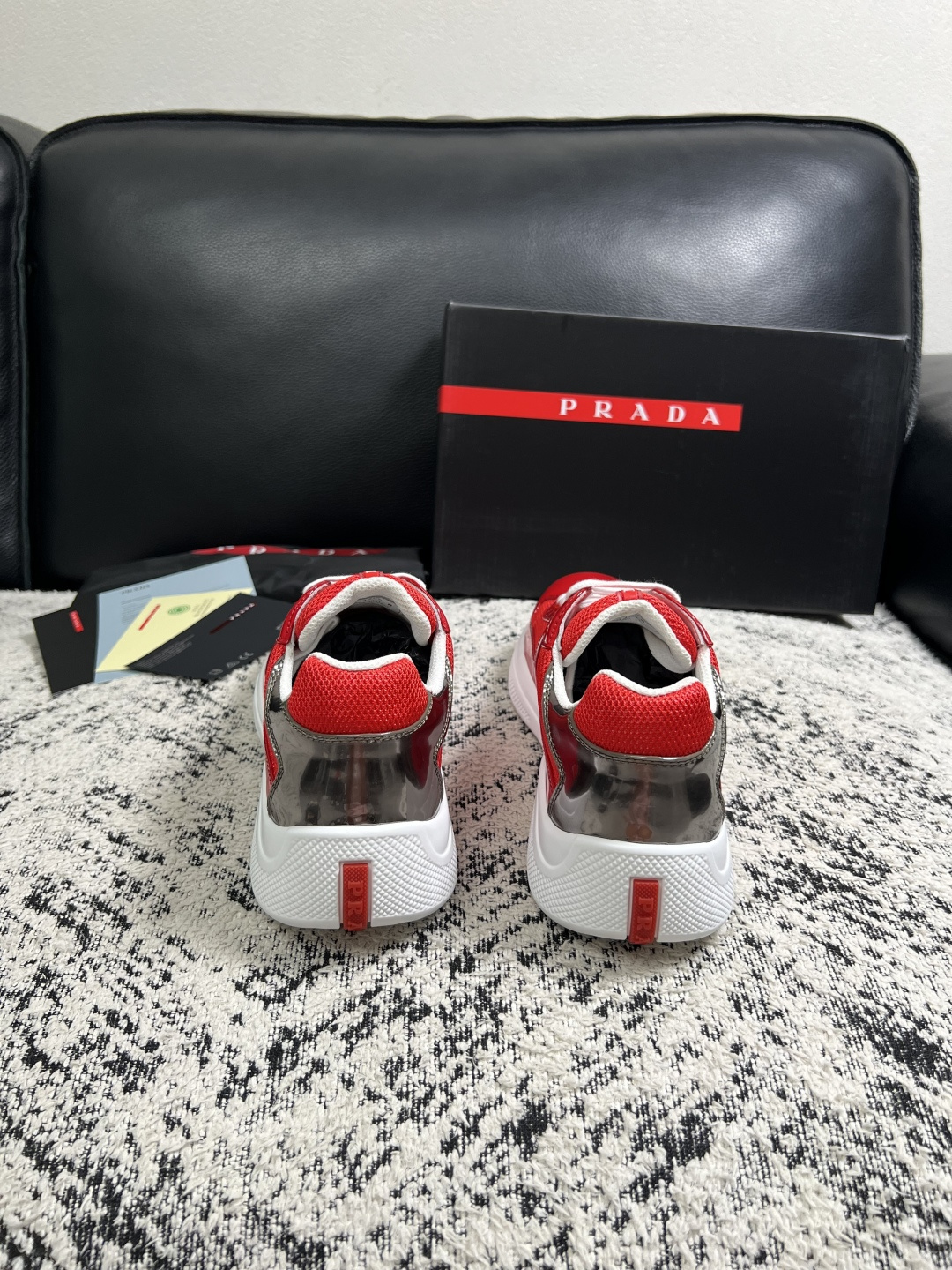 Prada  高品质  顶级工艺品，普拉达 专柜同步，原厂配置意大利进口牛皮搭配面料，进口牛皮内里垫，透气舒适，鞋底：原