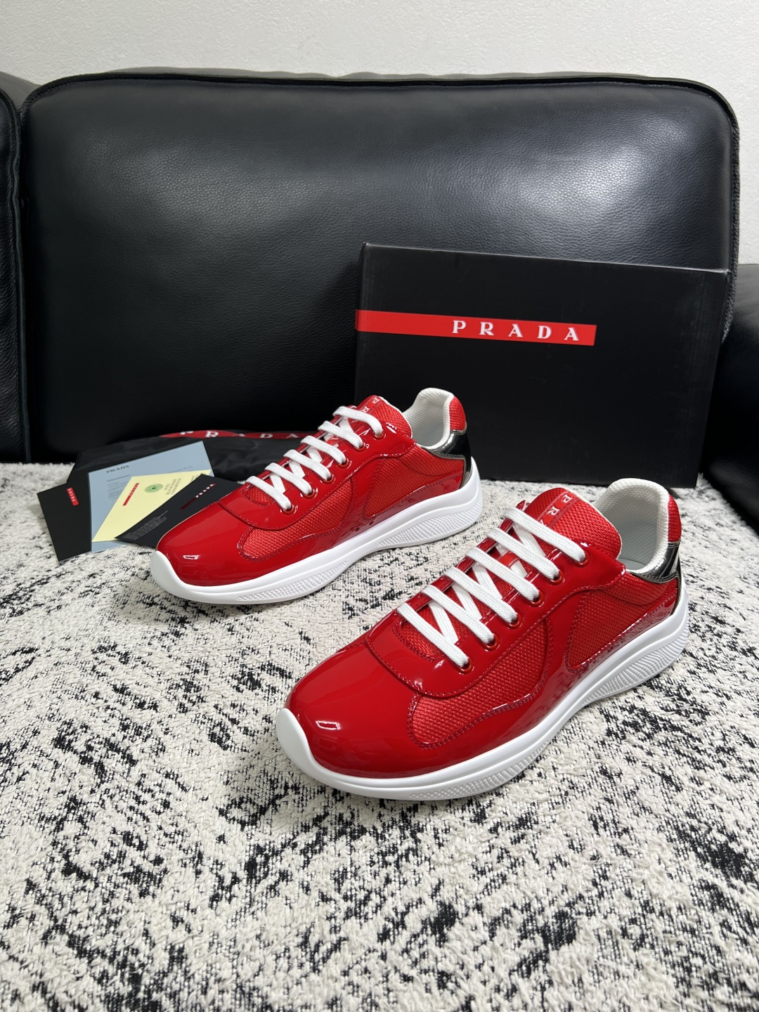 Prada  高品质  顶级工艺品，普拉达 专柜同步，原厂配置意大利进口牛皮搭配面料，进口牛皮内里垫，透气舒适，鞋底：原