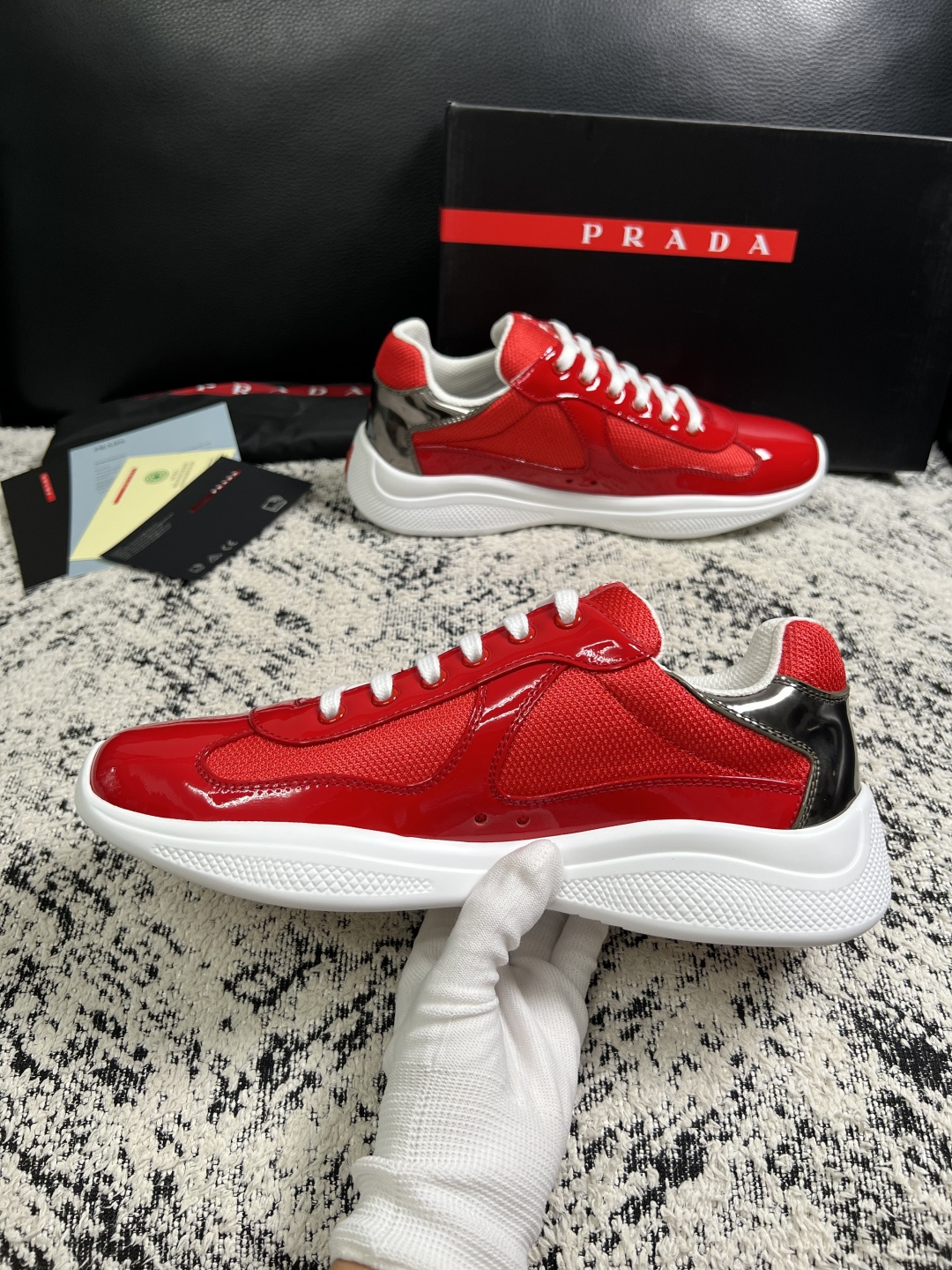 Prada  高品质  顶级工艺品，普拉达 专柜同步，原厂配置意大利进口牛皮搭配面料，进口牛皮内里垫，透气舒适，鞋底：原