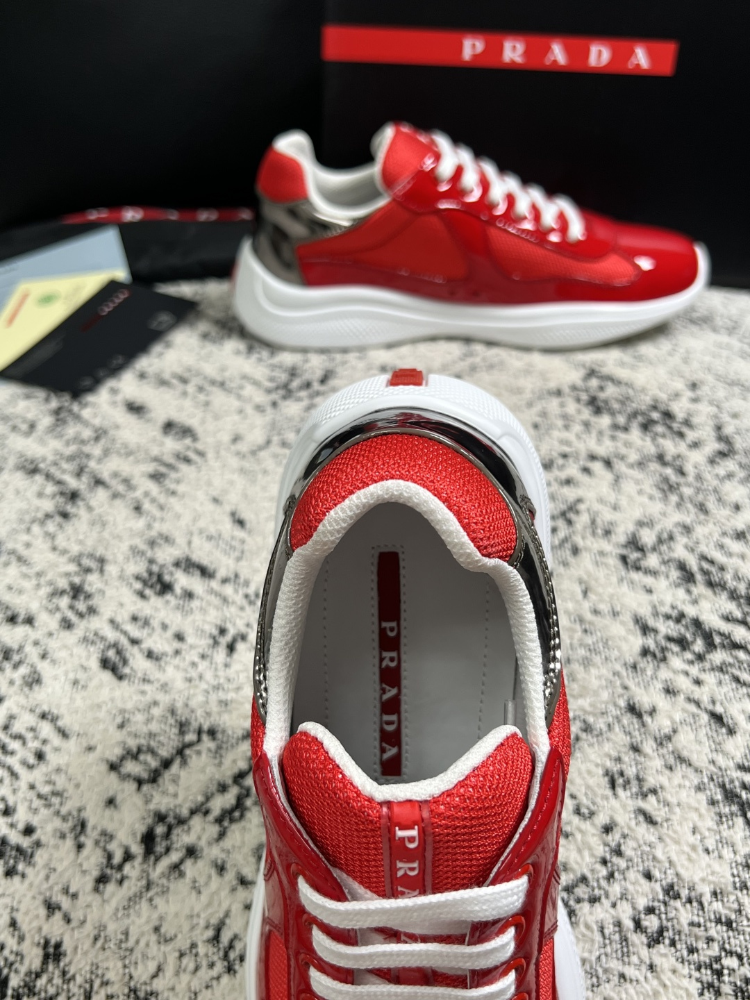 Prada  高品质  顶级工艺品，普拉达 专柜同步，原厂配置意大利进口牛皮搭配面料，进口牛皮内里垫，透气舒适，鞋底：原