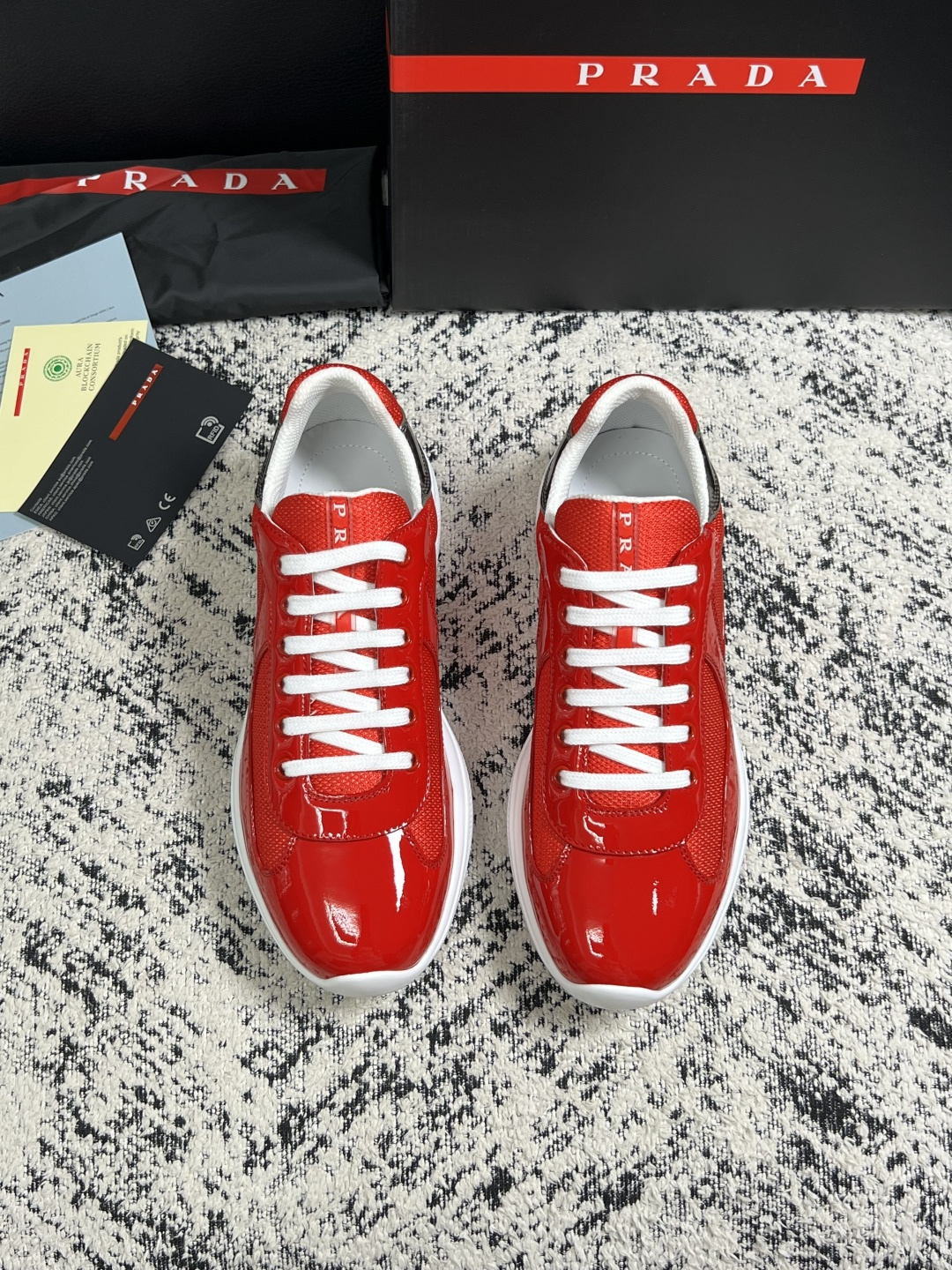 Prada  高品质  顶级工艺品，普拉达 专柜同步，原厂配置意大利进口牛皮搭配面料，进口牛皮内里垫，透气舒适，鞋底：原