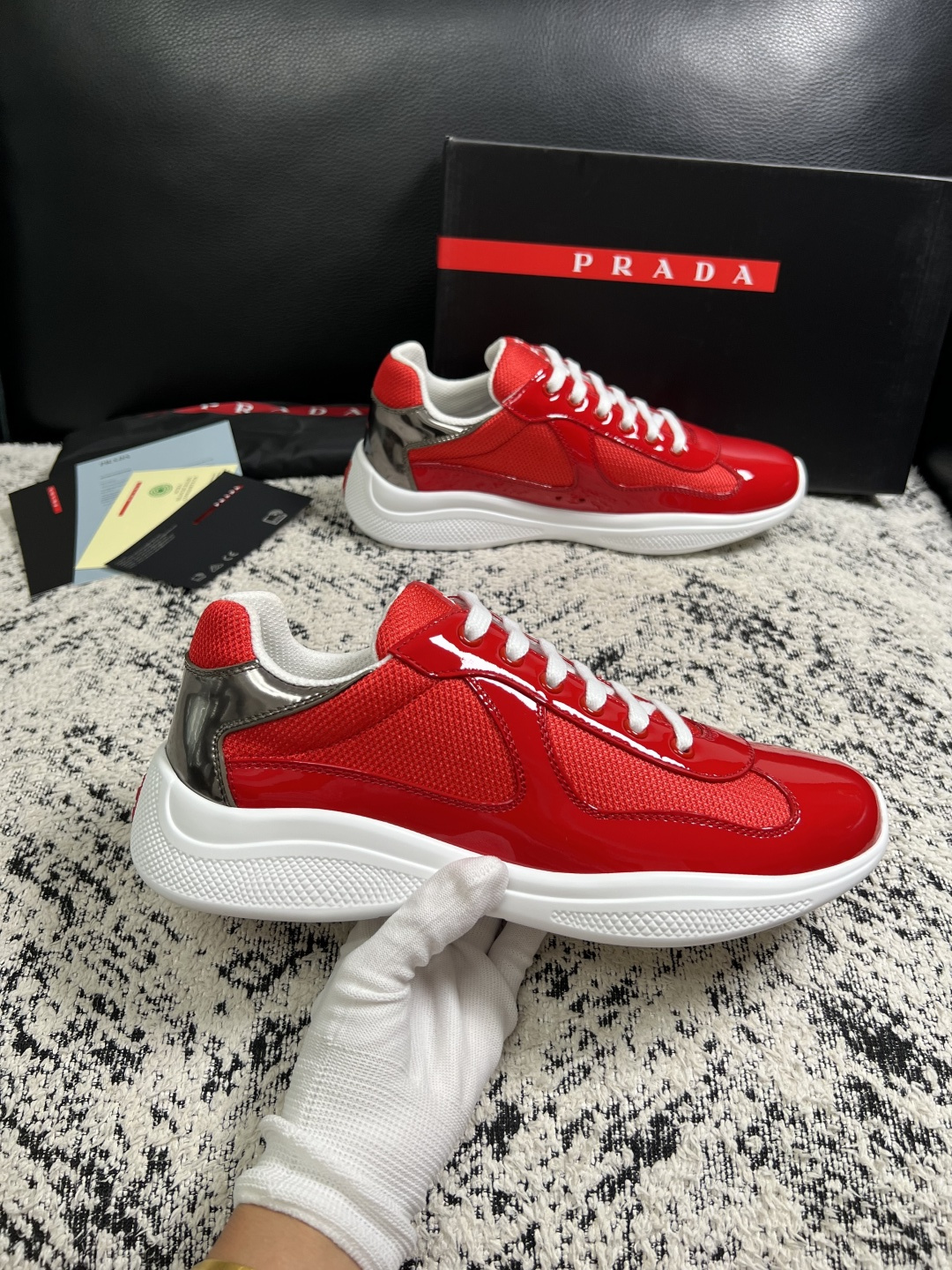 Prada  高品质  顶级工艺品，普拉达 专柜同步，原厂配置意大利进口牛皮搭配面料，进口牛皮内里垫，透气舒适，鞋底：原