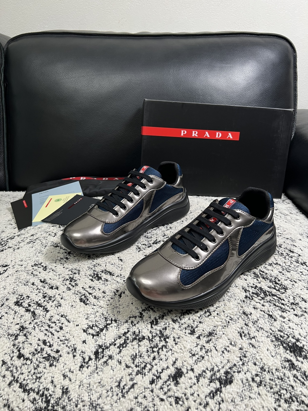 Prada  高品质  顶级工艺品，普拉达 专柜同步，原厂配置意大利进口牛皮搭配面料，进口牛皮内里垫，透气舒适，鞋底：原