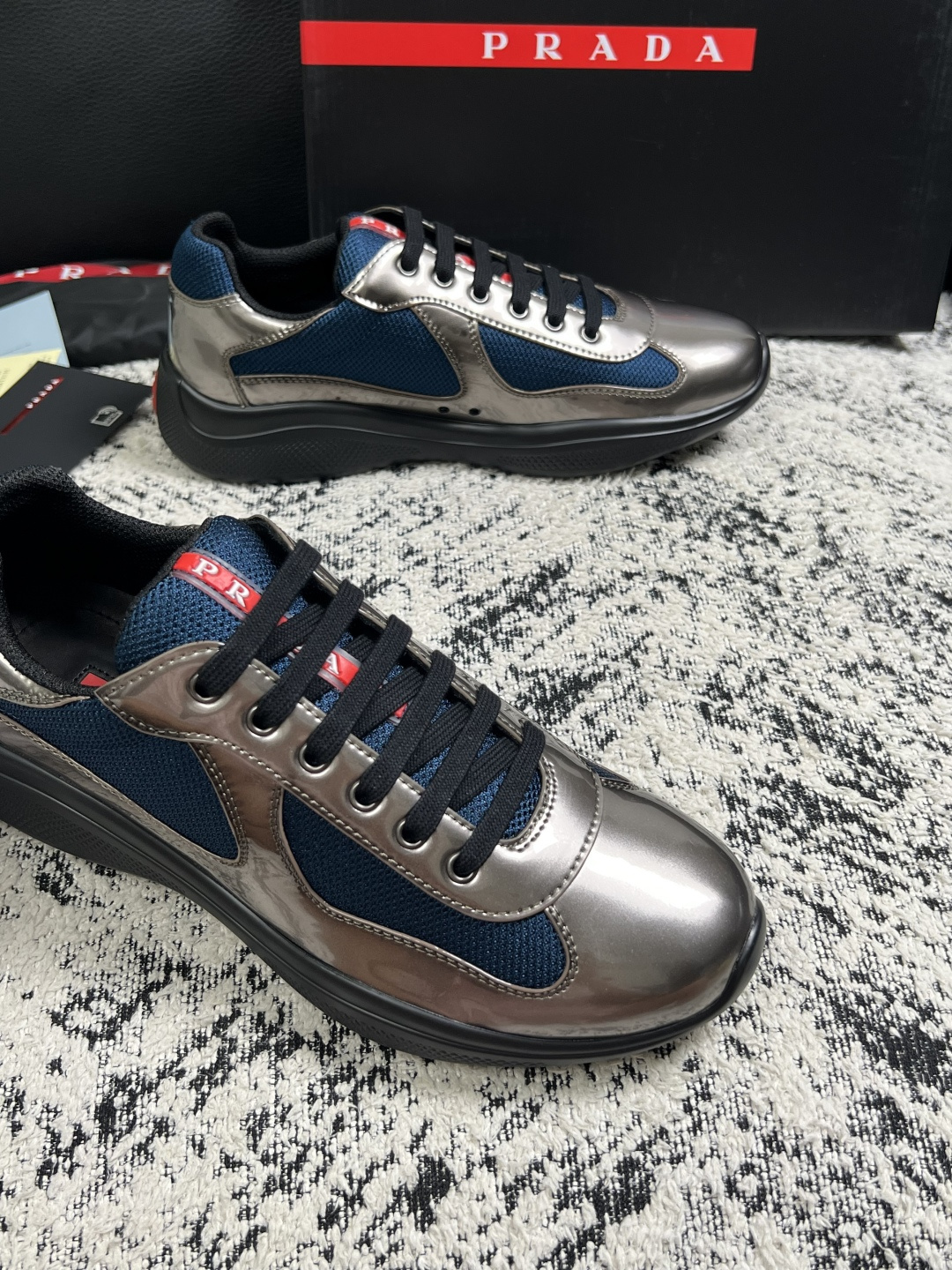Prada  高品质  顶级工艺品，普拉达 专柜同步，原厂配置意大利进口牛皮搭配面料，进口牛皮内里垫，透气舒适，鞋底：原