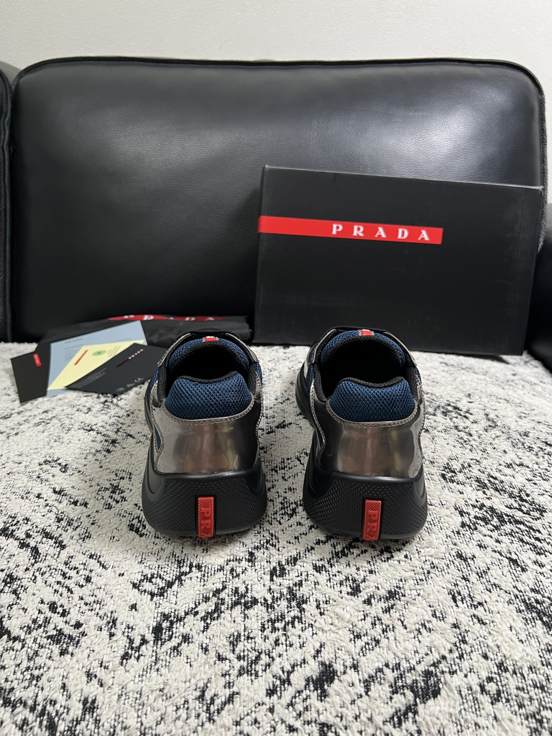 Prada  高品质  顶级工艺品，普拉达 专柜同步，原厂配置意大利进口牛皮搭配面料，进口牛皮内里垫，透气舒适，鞋底：原
