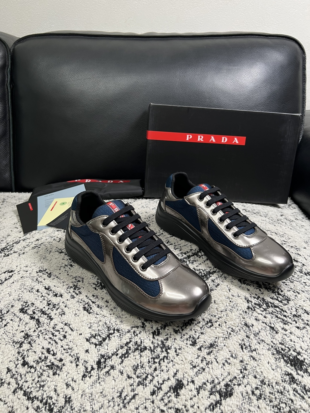 Prada  高品质  顶级工艺品，普拉达 专柜同步，原厂配置意大利进口牛皮搭配面料，进口牛皮内里垫，透气舒适，鞋底：原
