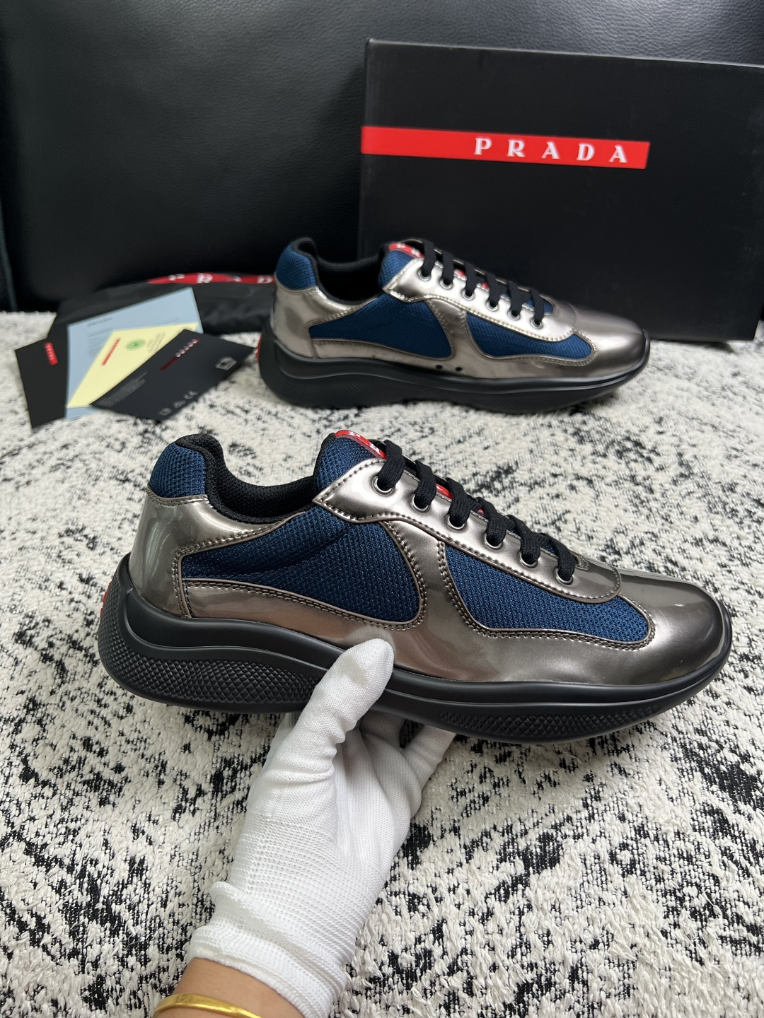 Prada  高品质  顶级工艺品，普拉达 专柜同步，原厂配置意大利进口牛皮搭配面料，进口牛皮内里垫，透气舒适，鞋底：原