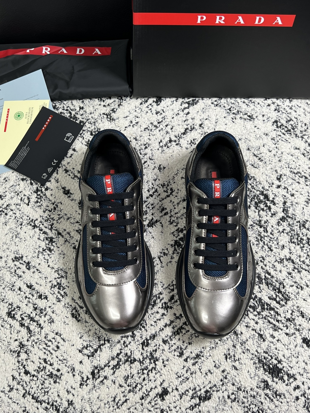 Prada  高品质  顶级工艺品，普拉达 专柜同步，原厂配置意大利进口牛皮搭配面料，进口牛皮内里垫，透气舒适，鞋底：原