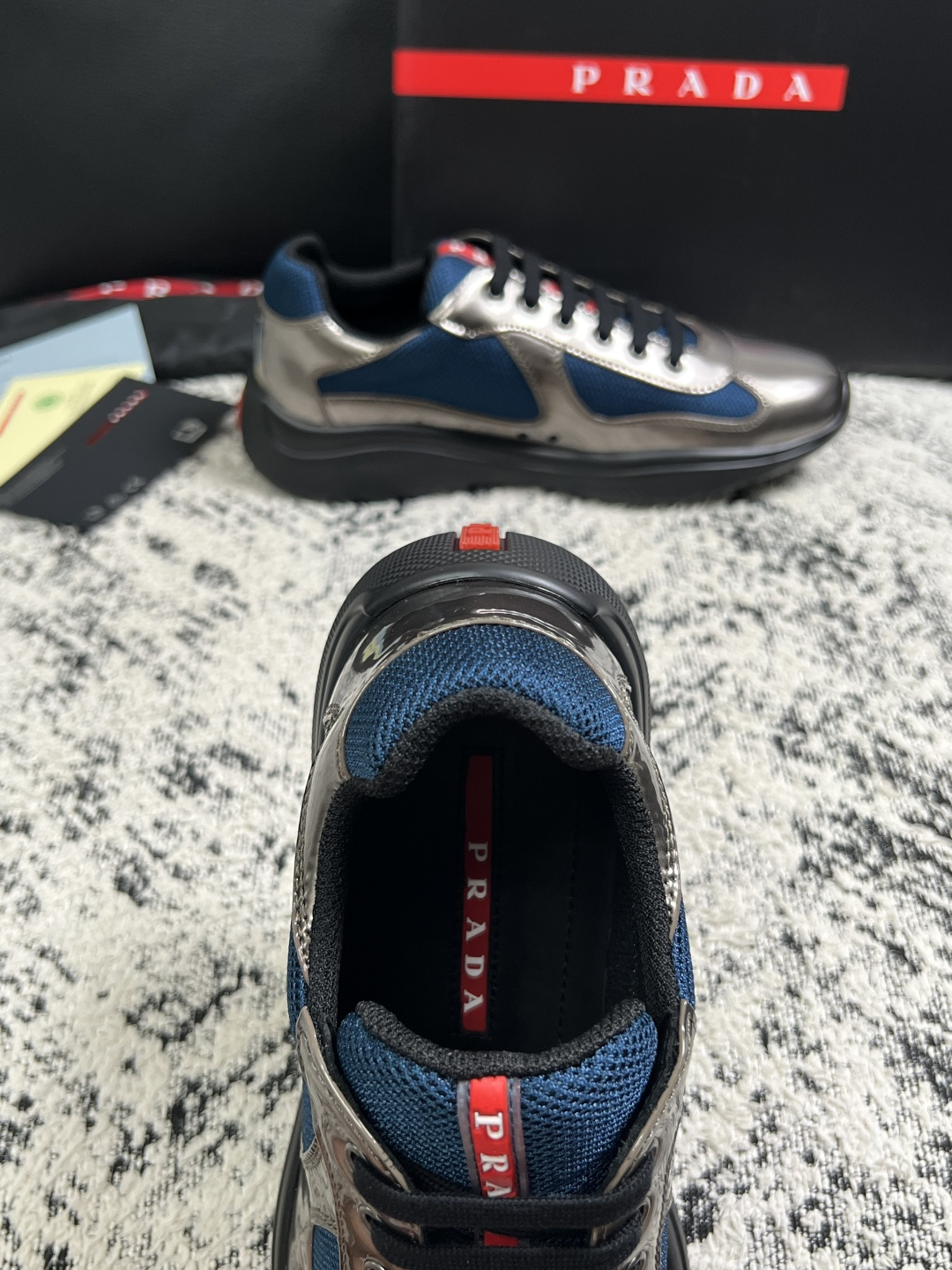 Prada  高品质  顶级工艺品，普拉达 专柜同步，原厂配置意大利进口牛皮搭配面料，进口牛皮内里垫，透气舒适，鞋底：原