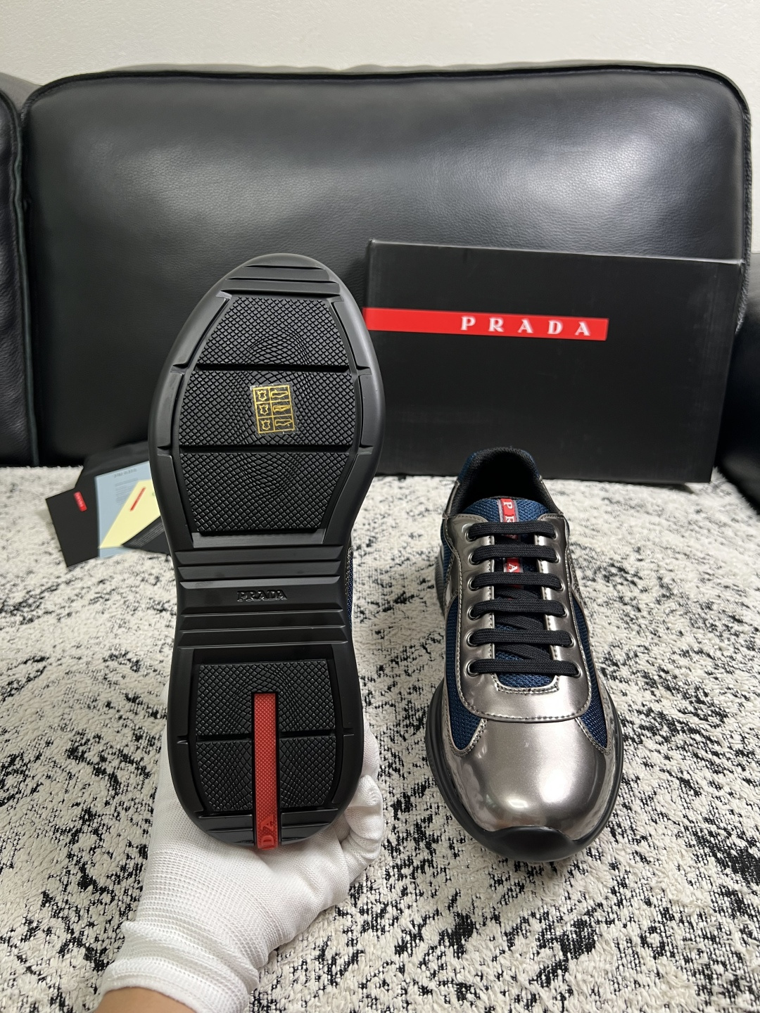 Prada  高品质  顶级工艺品，普拉达 专柜同步，原厂配置意大利进口牛皮搭配面料，进口牛皮内里垫，透气舒适，鞋底：原
