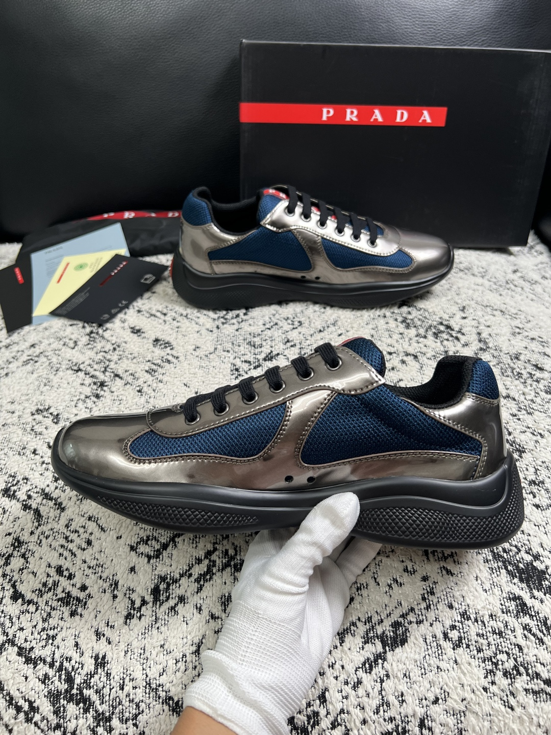 Prada  高品质  顶级工艺品，普拉达 专柜同步，原厂配置意大利进口牛皮搭配面料，进口牛皮内里垫，透气舒适，鞋底：原