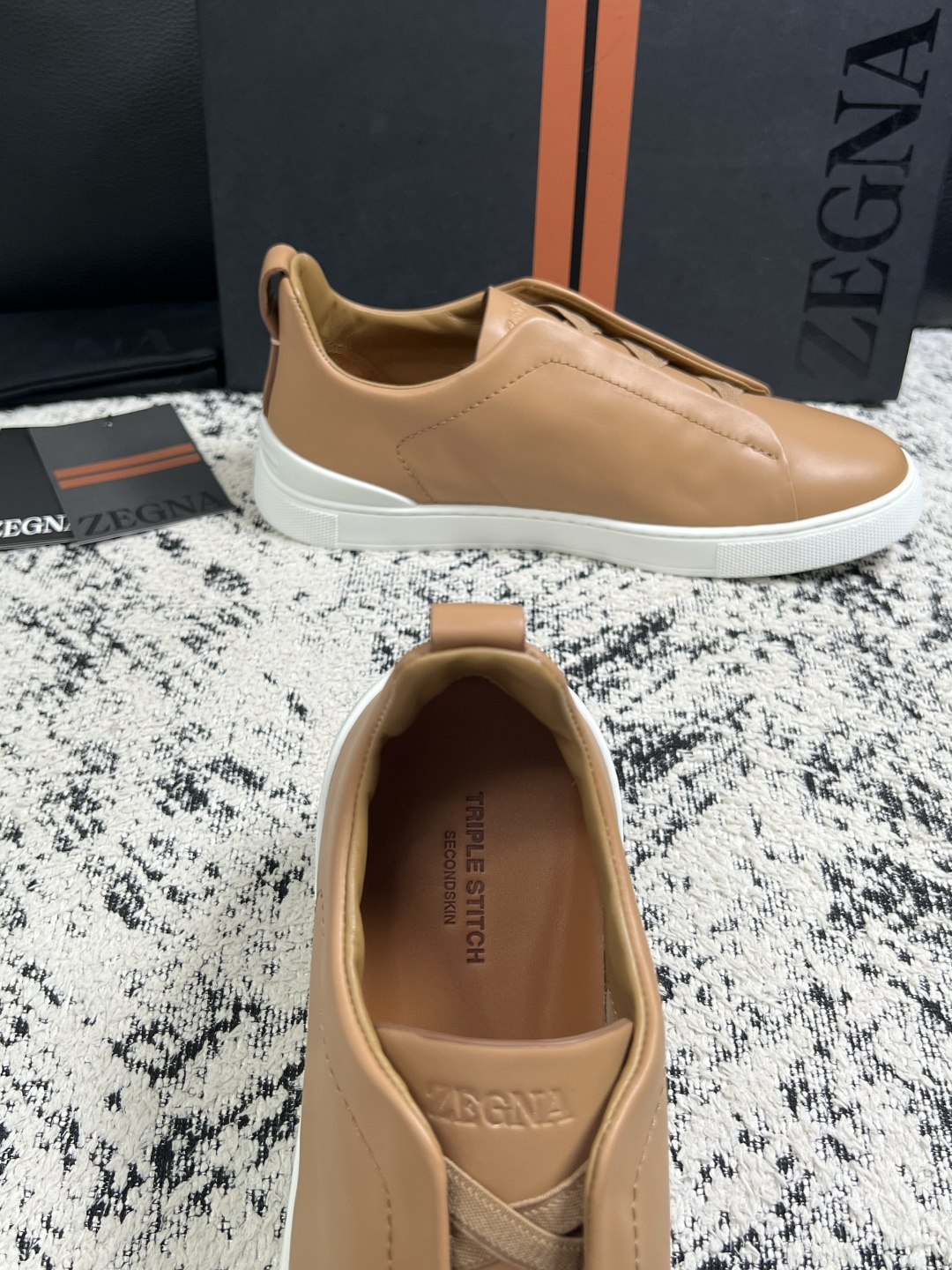 Zegna  高品质  顶级工艺品  杰尼亚  专柜新款原厂配置，意大利进口牛皮面料，进口牛里垫，透气舒适，鞋底：原厂特