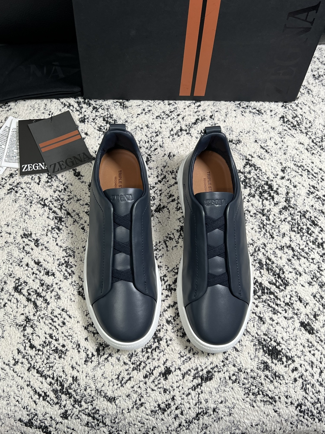 Zegna  高品质  顶级工艺品  杰尼亚  专柜新款原厂配置，意大利进口牛皮面料，进口牛里垫，透气舒适，鞋底：原厂特