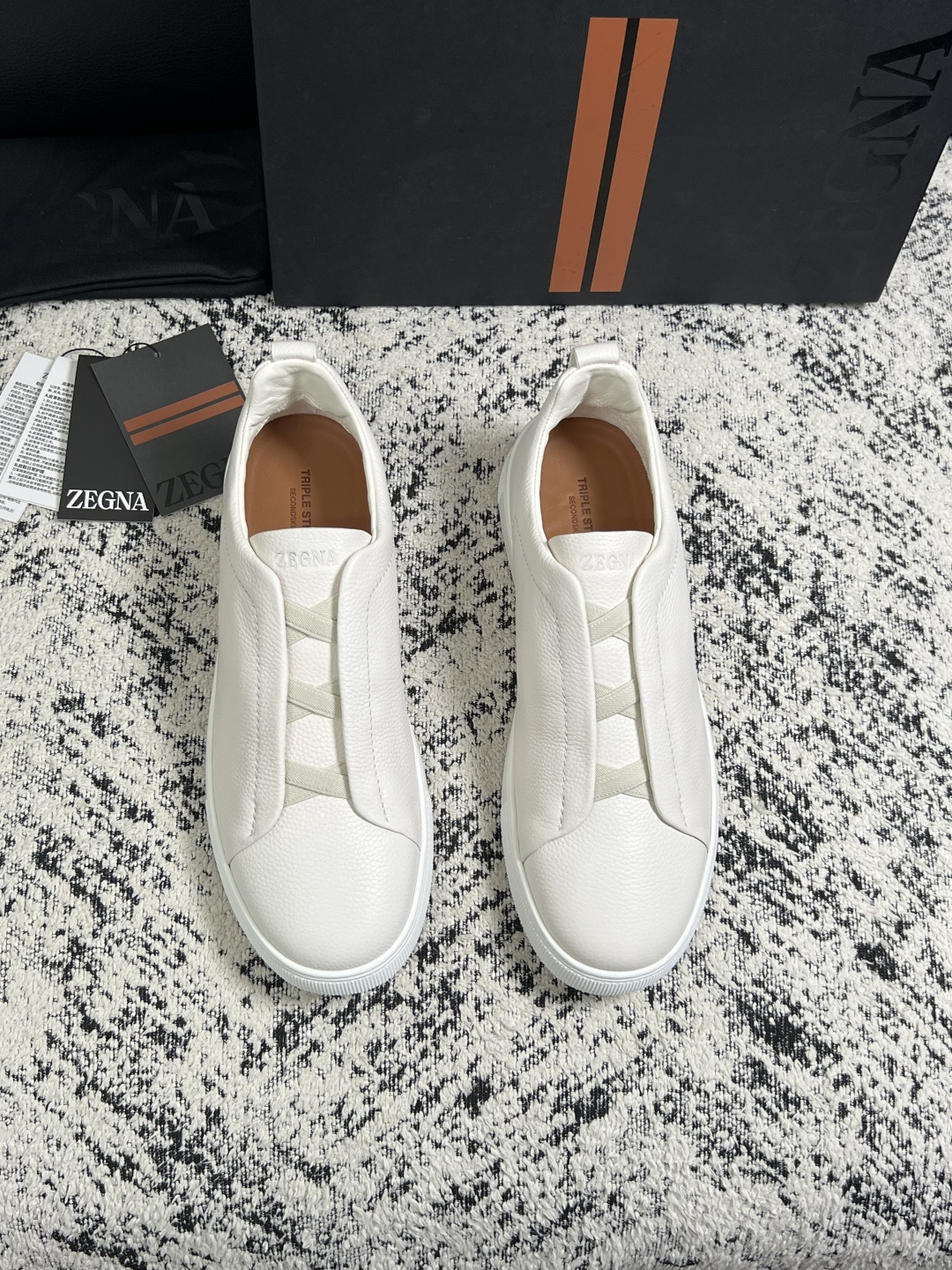 Zegna  高品质  顶级工艺品  杰尼亚  专柜新款原厂配置，意大利进口牛皮面料，进口牛里垫，透气舒适，鞋底：原厂特