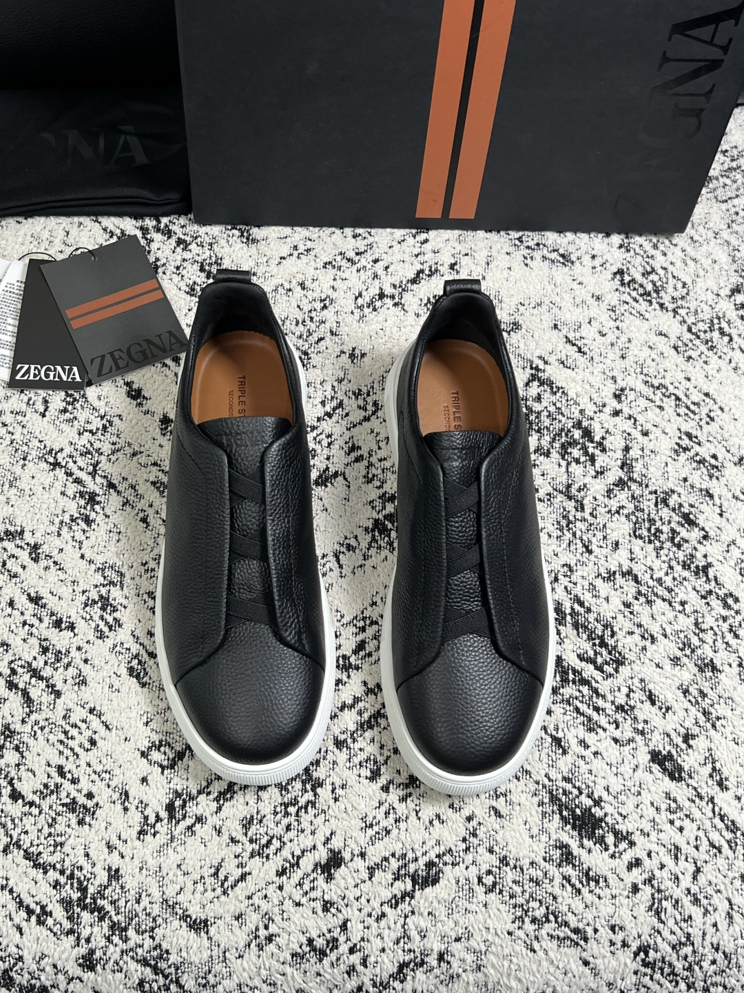 Zegna  高品质  顶级工艺品  杰尼亚  专柜新款原厂配置，意大利进口牛皮面料，进口牛里垫，透气舒适，鞋底：原厂特