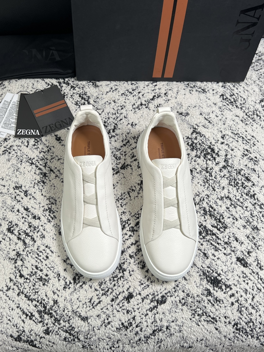 Zegna  高品质  顶级工艺品  杰尼亚  专柜新款原厂配置，意大利进口牛皮面料，进口牛里垫，透气舒适，鞋底：原厂特