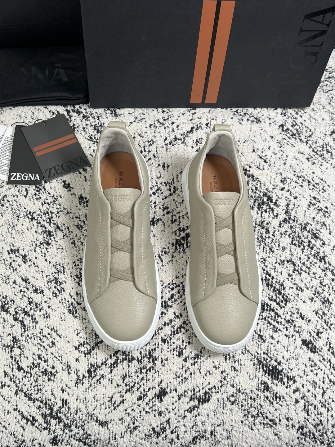 Zegna  高品质  顶级工艺品  杰尼亚  专柜新款原厂配置，意大利进口牛皮面料，进口牛里垫，透气舒适，鞋底：原厂特