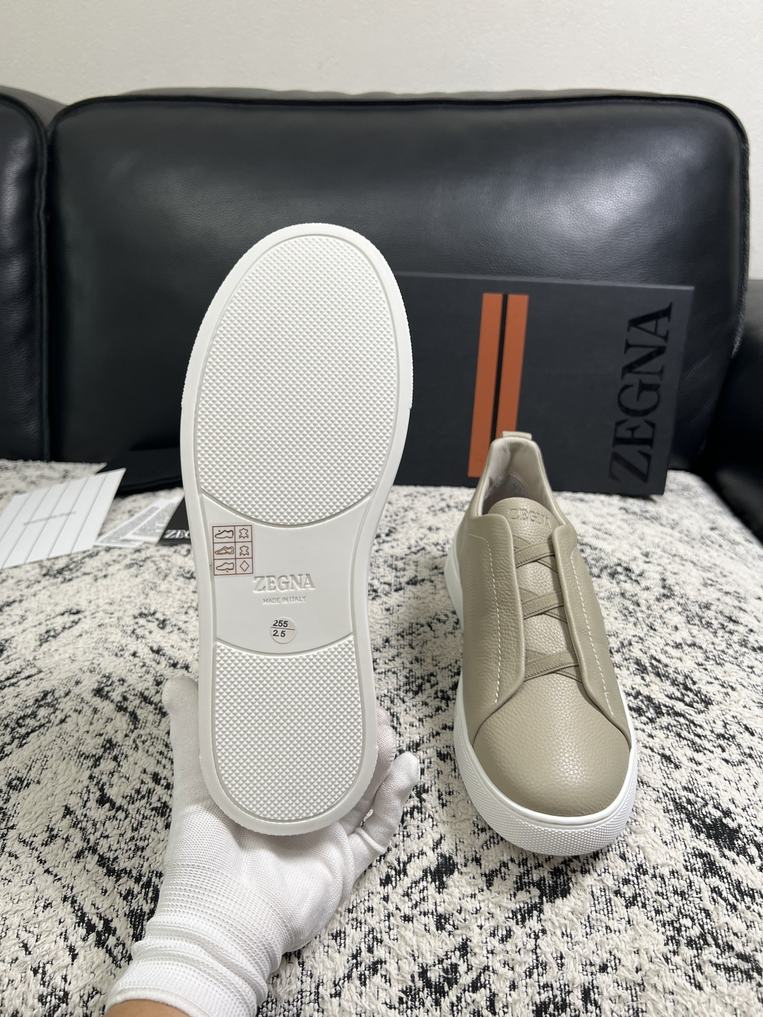 Zegna  高品质  顶级工艺品  杰尼亚  专柜新款原厂配置，意大利进口牛皮面料，进口牛里垫，透气舒适，鞋底：原厂特