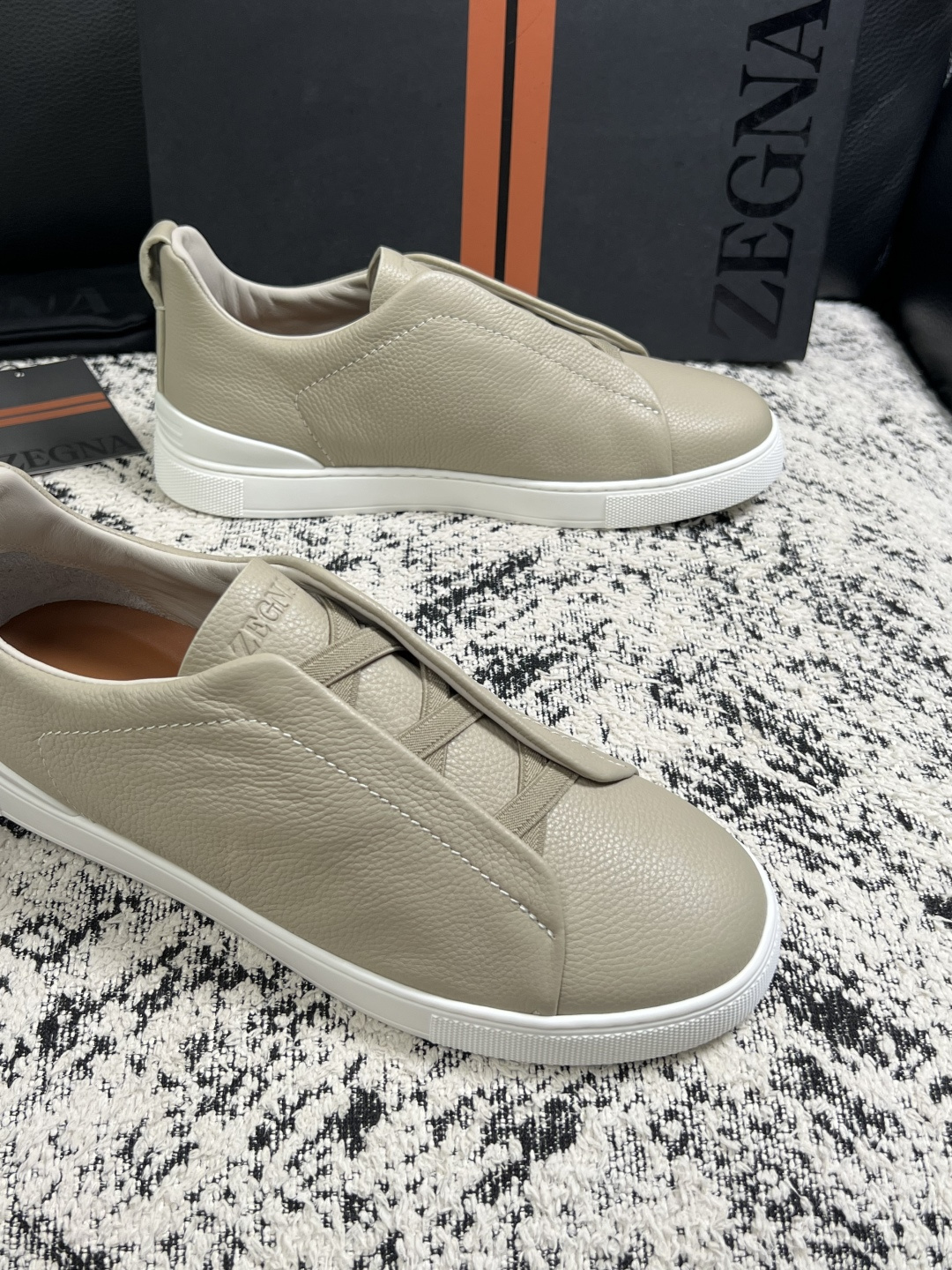 Zegna  高品质  顶级工艺品  杰尼亚  专柜新款原厂配置，意大利进口牛皮面料，进口牛里垫，透气舒适，鞋底：原厂特