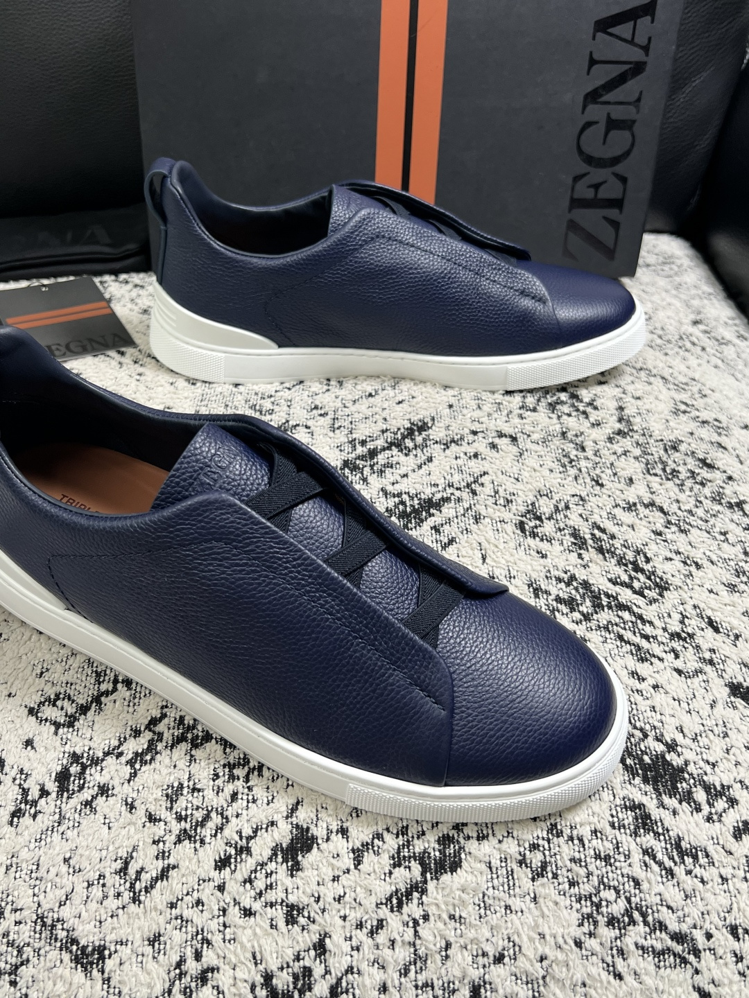 Zegna  高品质  顶级工艺品  杰尼亚  专柜新款原厂配置，意大利进口牛皮面料，进口牛里垫，透气舒适，鞋底：原厂特