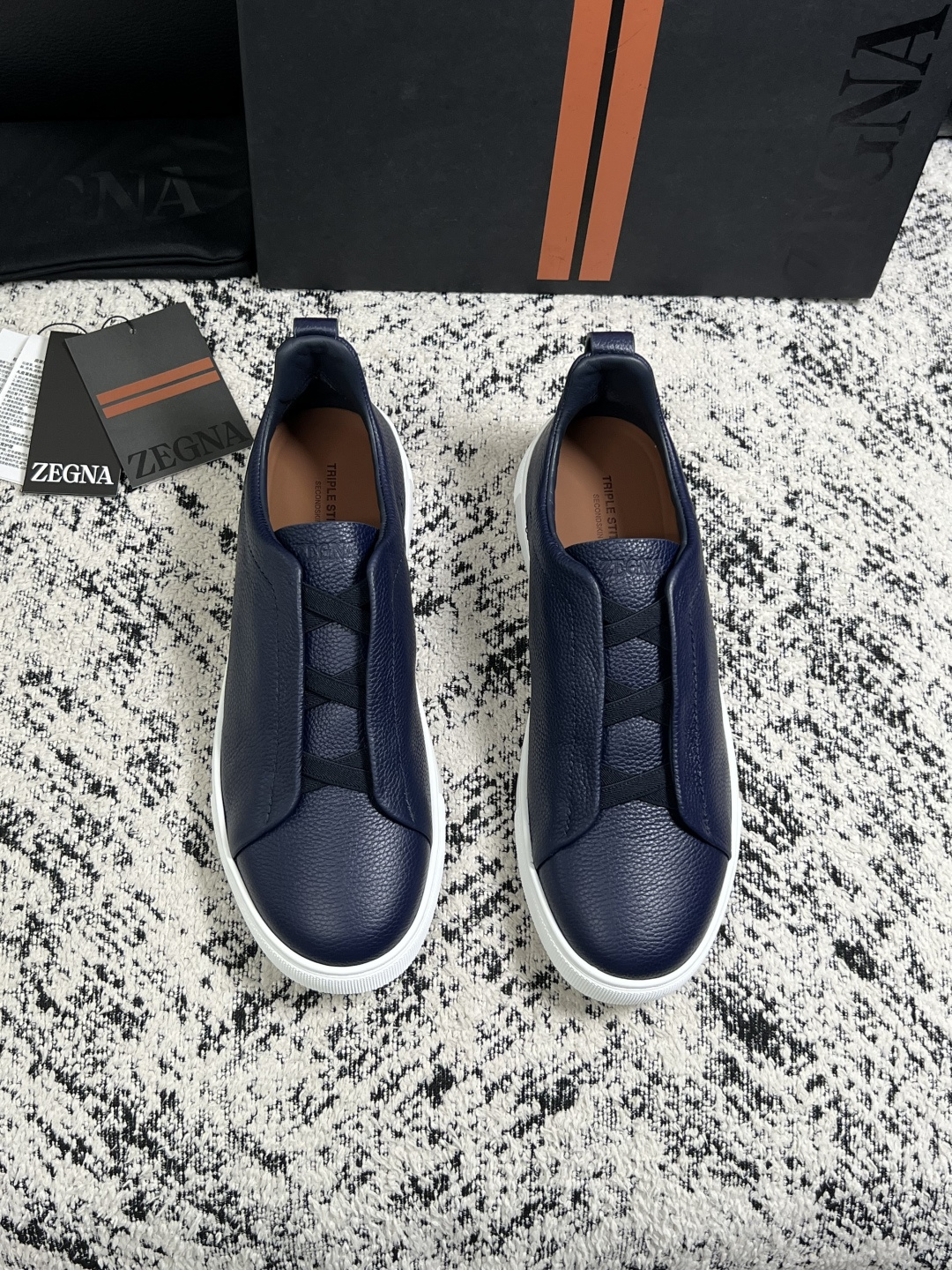 Zegna  高品质  顶级工艺品  杰尼亚  专柜新款原厂配置，意大利进口牛皮面料，进口牛里垫，透气舒适，鞋底：原厂特