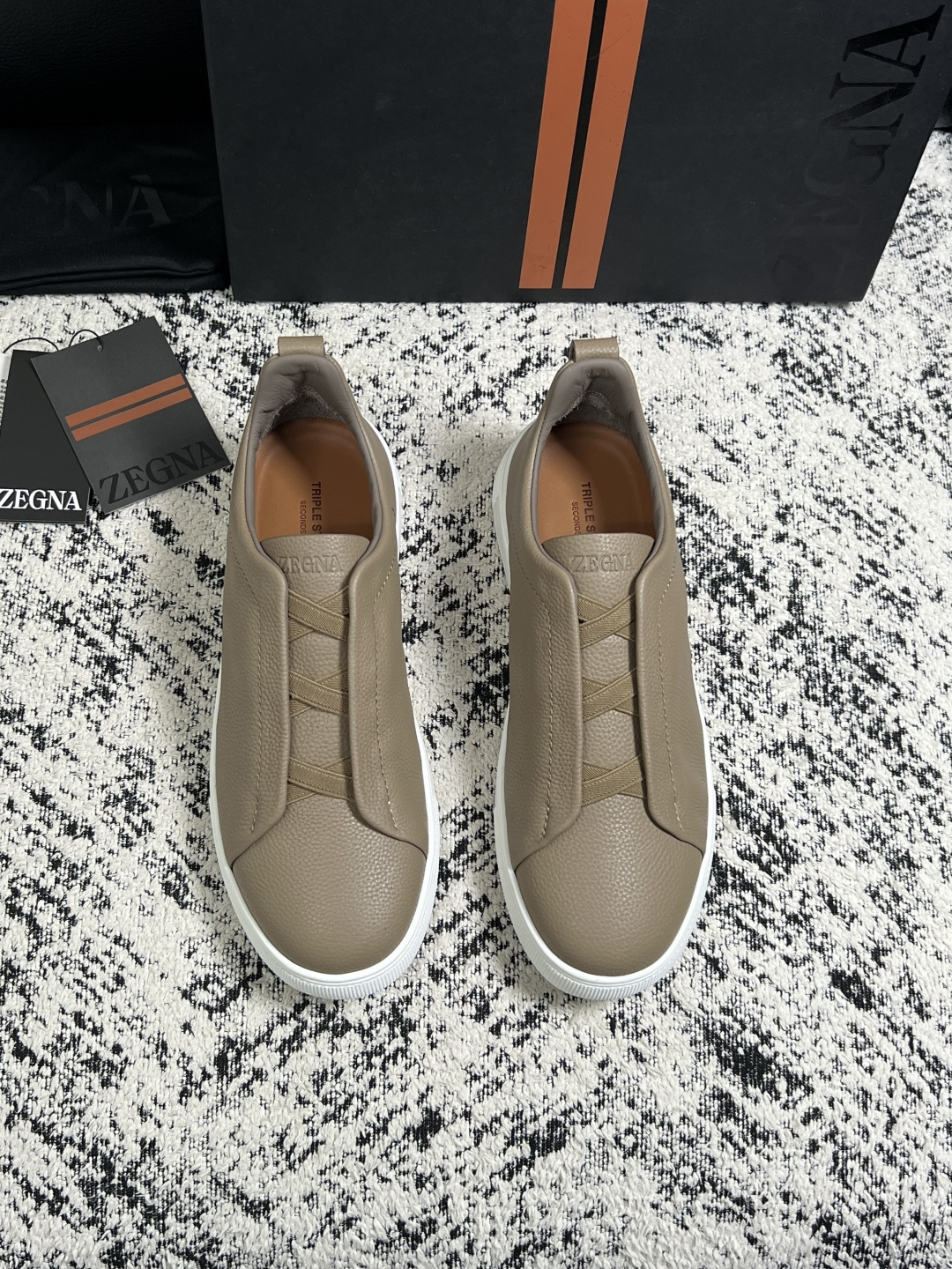 Zegna  高品质  顶级工艺品  杰尼亚  专柜新款原厂配置，意大利进口牛皮面料，进口牛里垫，透气舒适，鞋底：原厂特