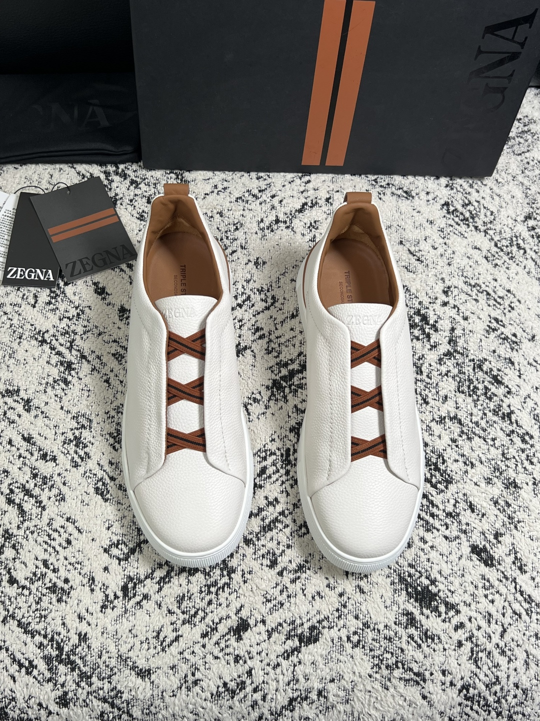 Zegna  高品质  顶级工艺品  杰尼亚  专柜新款原厂配置，意大利进口牛皮面料，进口牛里垫，透气舒适，鞋底：原厂特
