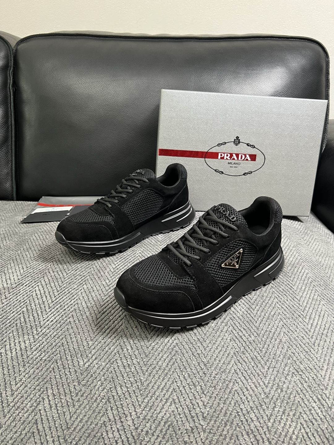 Prada  高品质  顶级工艺品，普拉达  专柜同步，原厂配置意大利进口牛皮面料，进口牛皮内里垫，透气舒适，鞋底：原厂