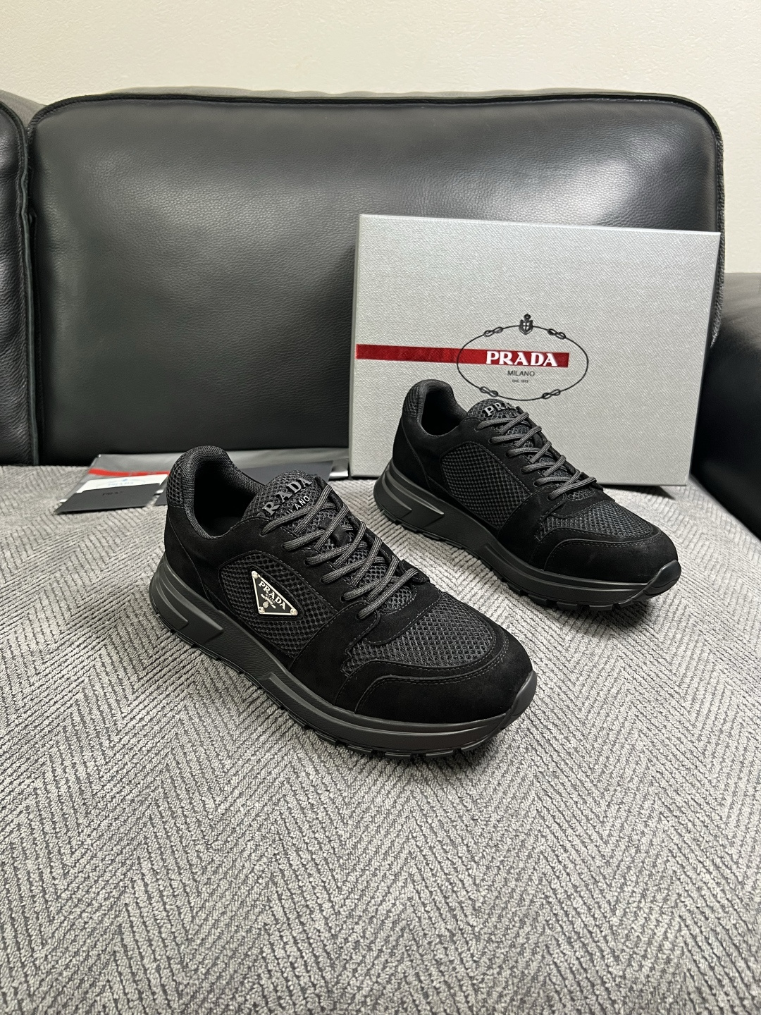 Prada  高品质  顶级工艺品，普拉达  专柜同步，原厂配置意大利进口牛皮面料，进口牛皮内里垫，透气舒适，鞋底：原厂