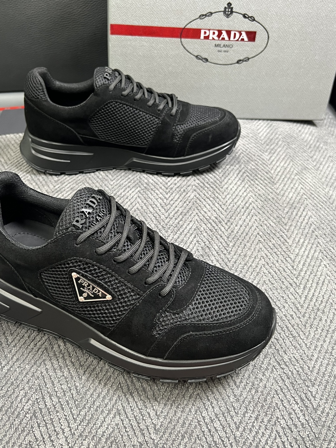 Prada  高品质  顶级工艺品，普拉达  专柜同步，原厂配置意大利进口牛皮面料，进口牛皮内里垫，透气舒适，鞋底：原厂