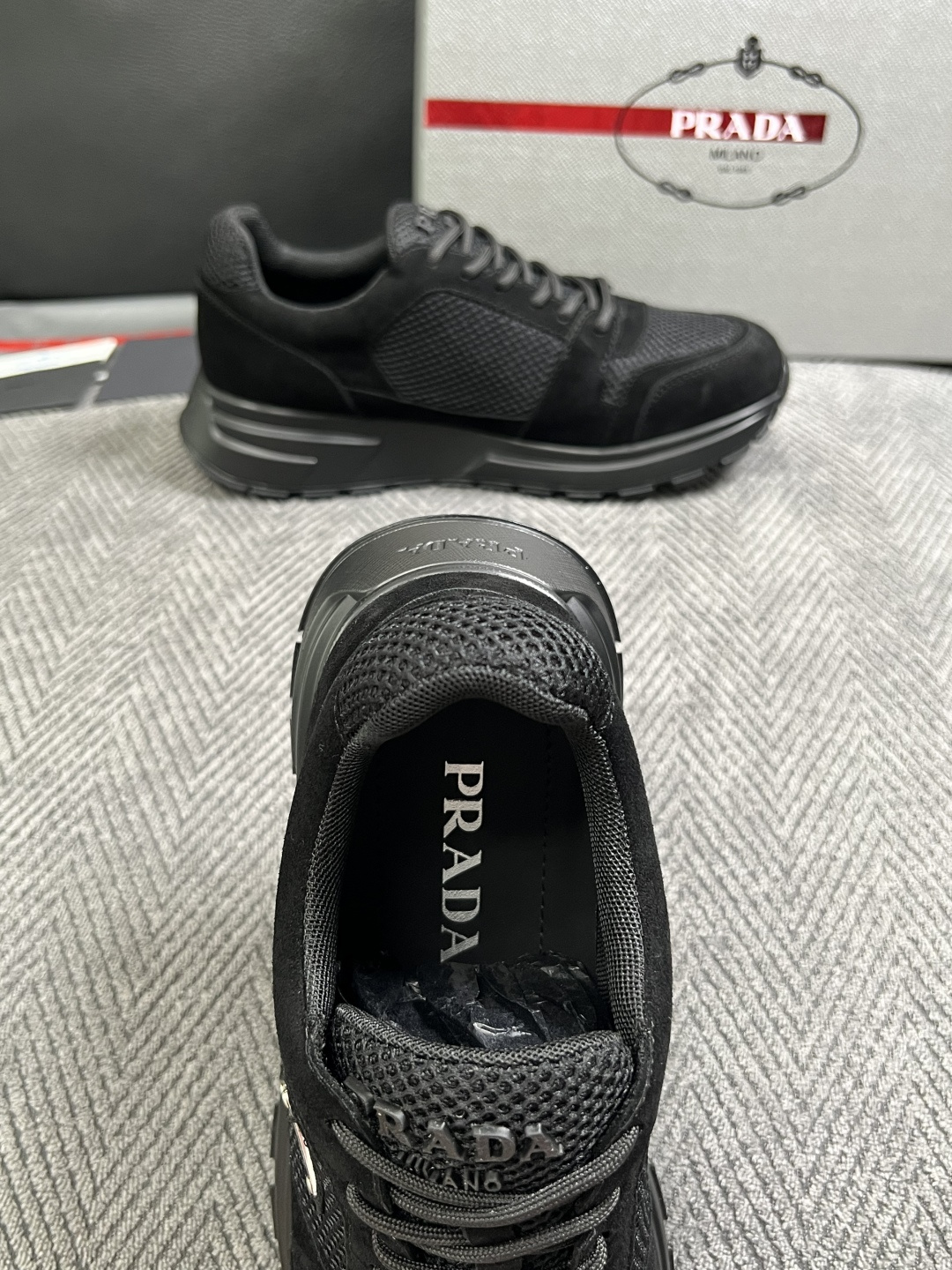 Prada  高品质  顶级工艺品，普拉达  专柜同步，原厂配置意大利进口牛皮面料，进口牛皮内里垫，透气舒适，鞋底：原厂