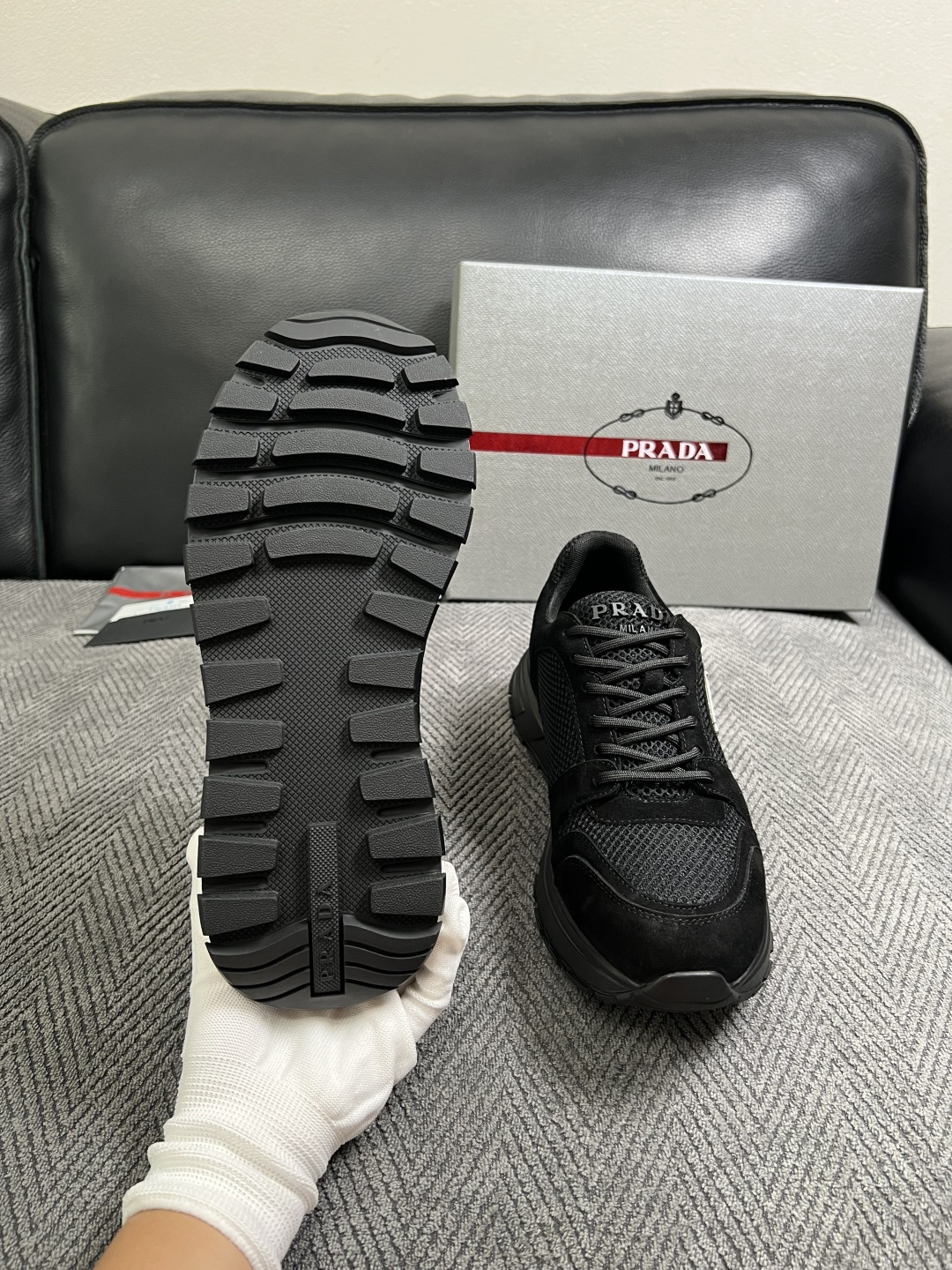 Prada  高品质  顶级工艺品，普拉达  专柜同步，原厂配置意大利进口牛皮面料，进口牛皮内里垫，透气舒适，鞋底：原厂