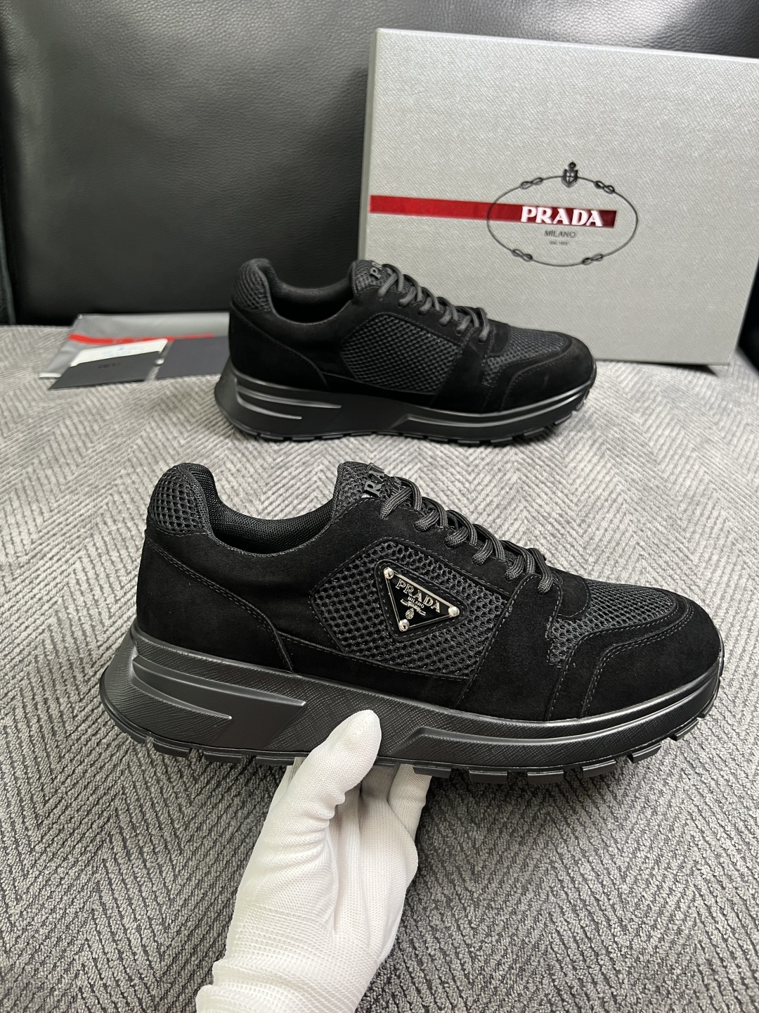 Prada  高品质  顶级工艺品，普拉达  专柜同步，原厂配置意大利进口牛皮面料，进口牛皮内里垫，透气舒适，鞋底：原厂