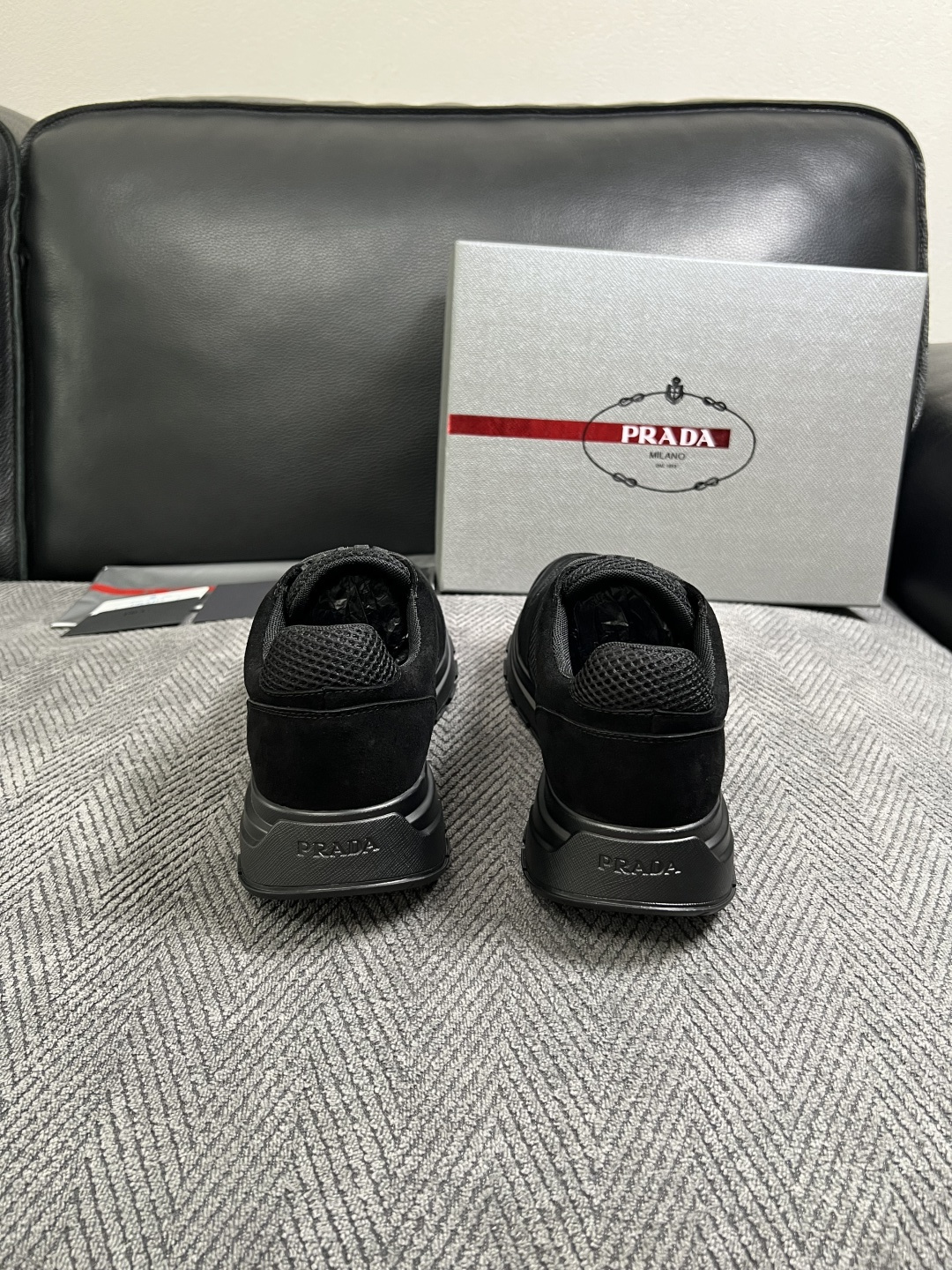 Prada  高品质  顶级工艺品，普拉达  专柜同步，原厂配置意大利进口牛皮面料，进口牛皮内里垫，透气舒适，鞋底：原厂