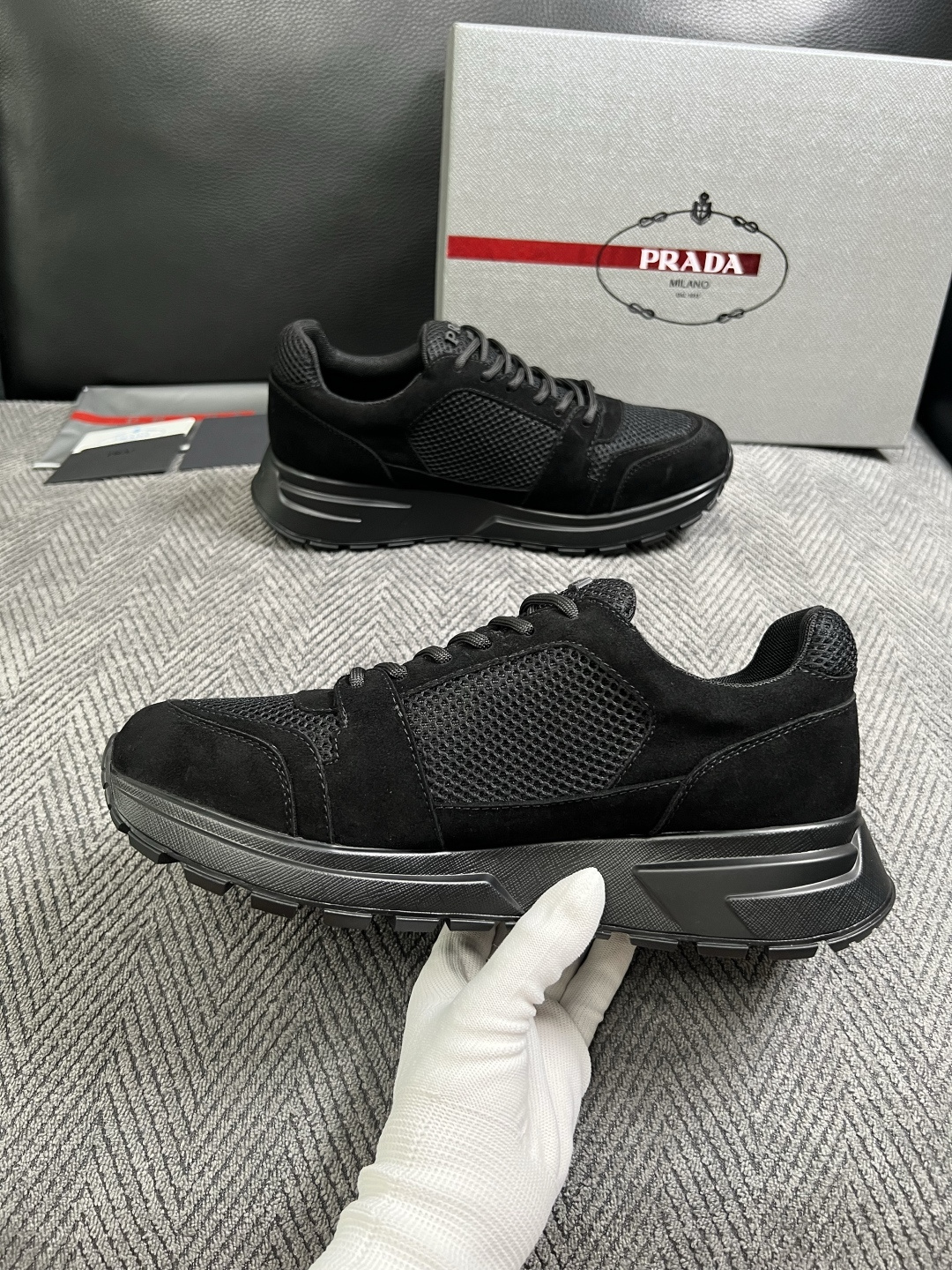 Prada  高品质  顶级工艺品，普拉达  专柜同步，原厂配置意大利进口牛皮面料，进口牛皮内里垫，透气舒适，鞋底：原厂