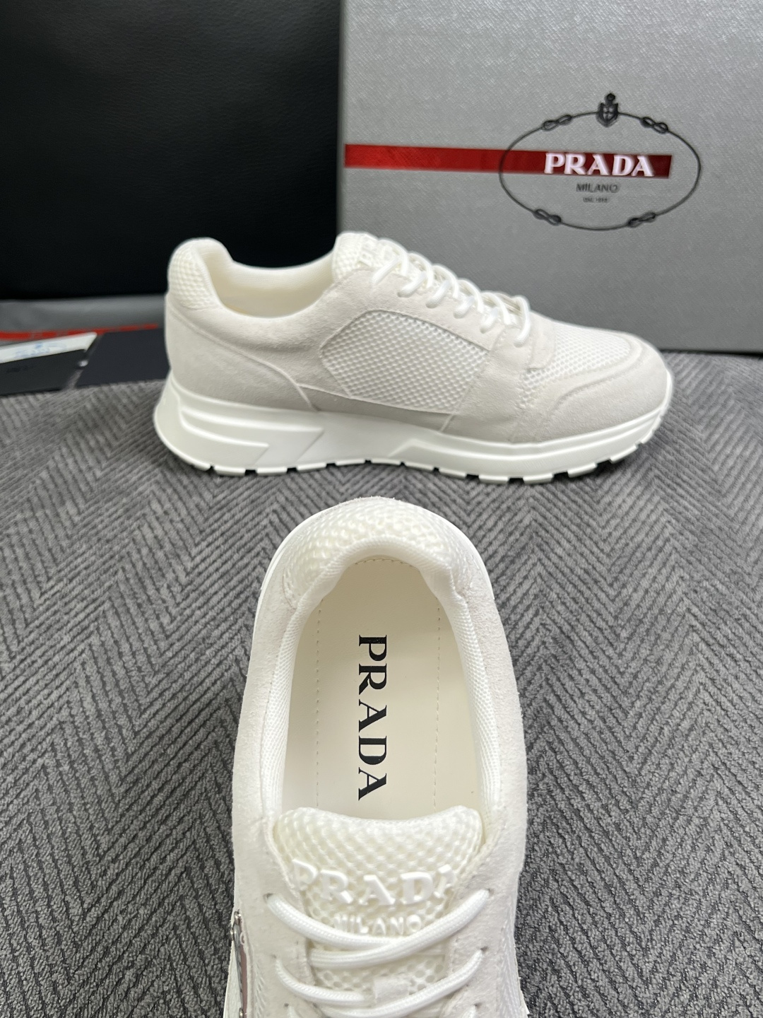 Prada  高品质  顶级工艺品，普拉达  专柜同步，原厂配置意大利进口牛皮面料，进口牛皮内里垫，透气舒适，鞋底：原厂