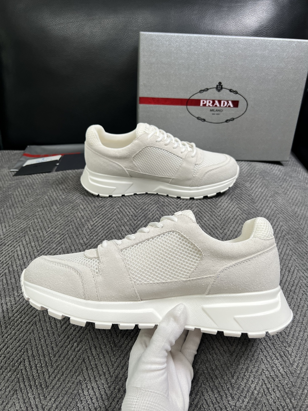 Prada  高品质  顶级工艺品，普拉达  专柜同步，原厂配置意大利进口牛皮面料，进口牛皮内里垫，透气舒适，鞋底：原厂